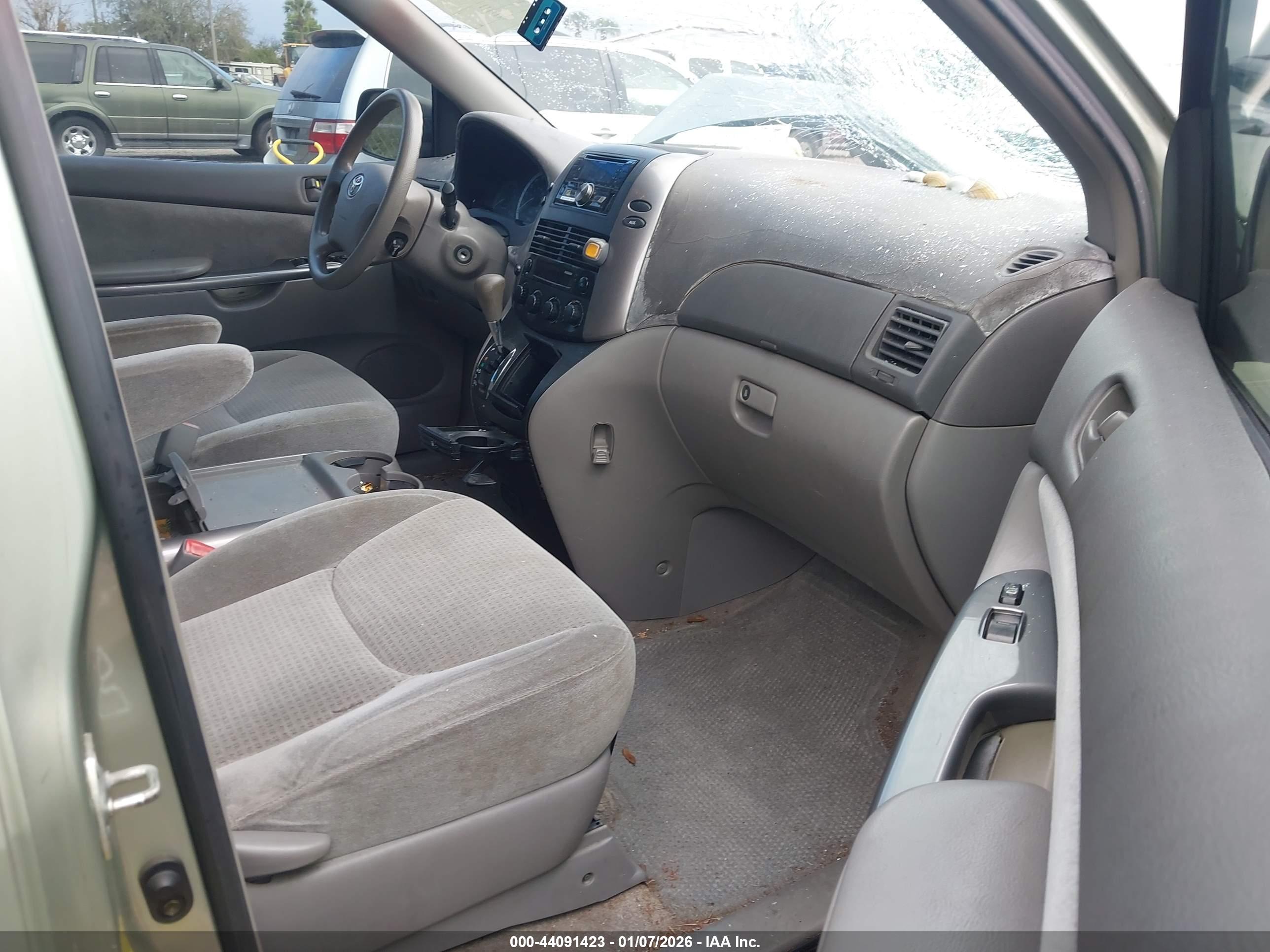 TOYOTA SIENNA image 5
