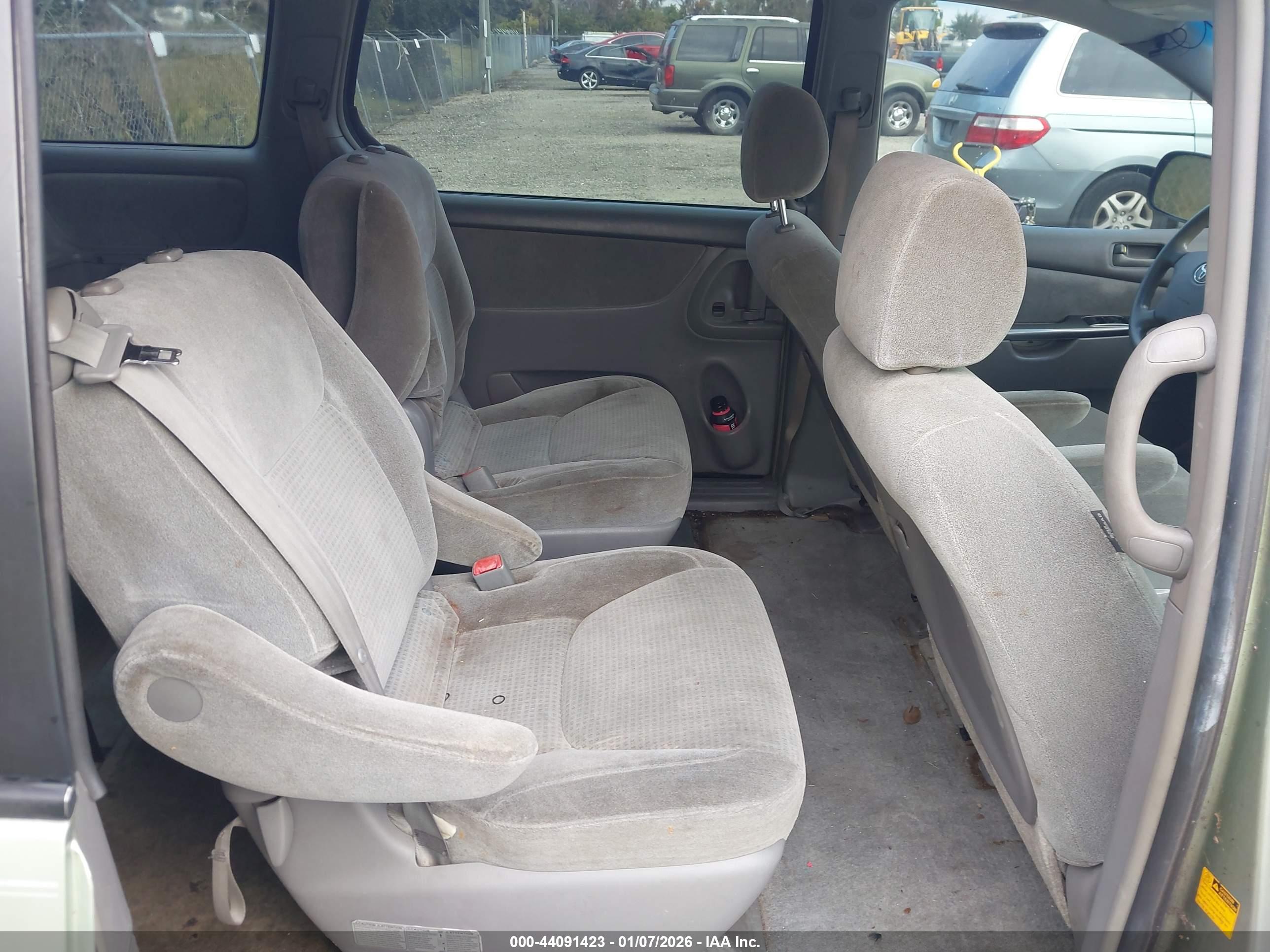 TOYOTA SIENNA image 8