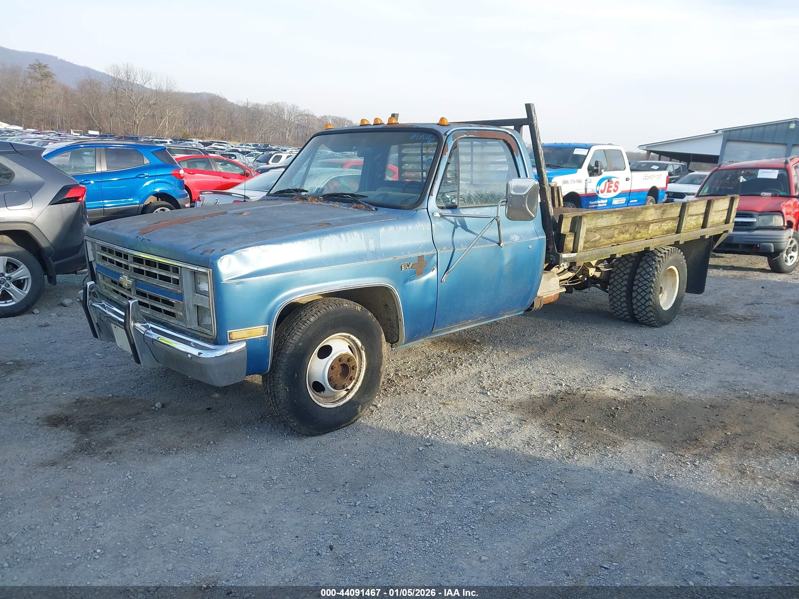 CHEVROLET R30 image 2