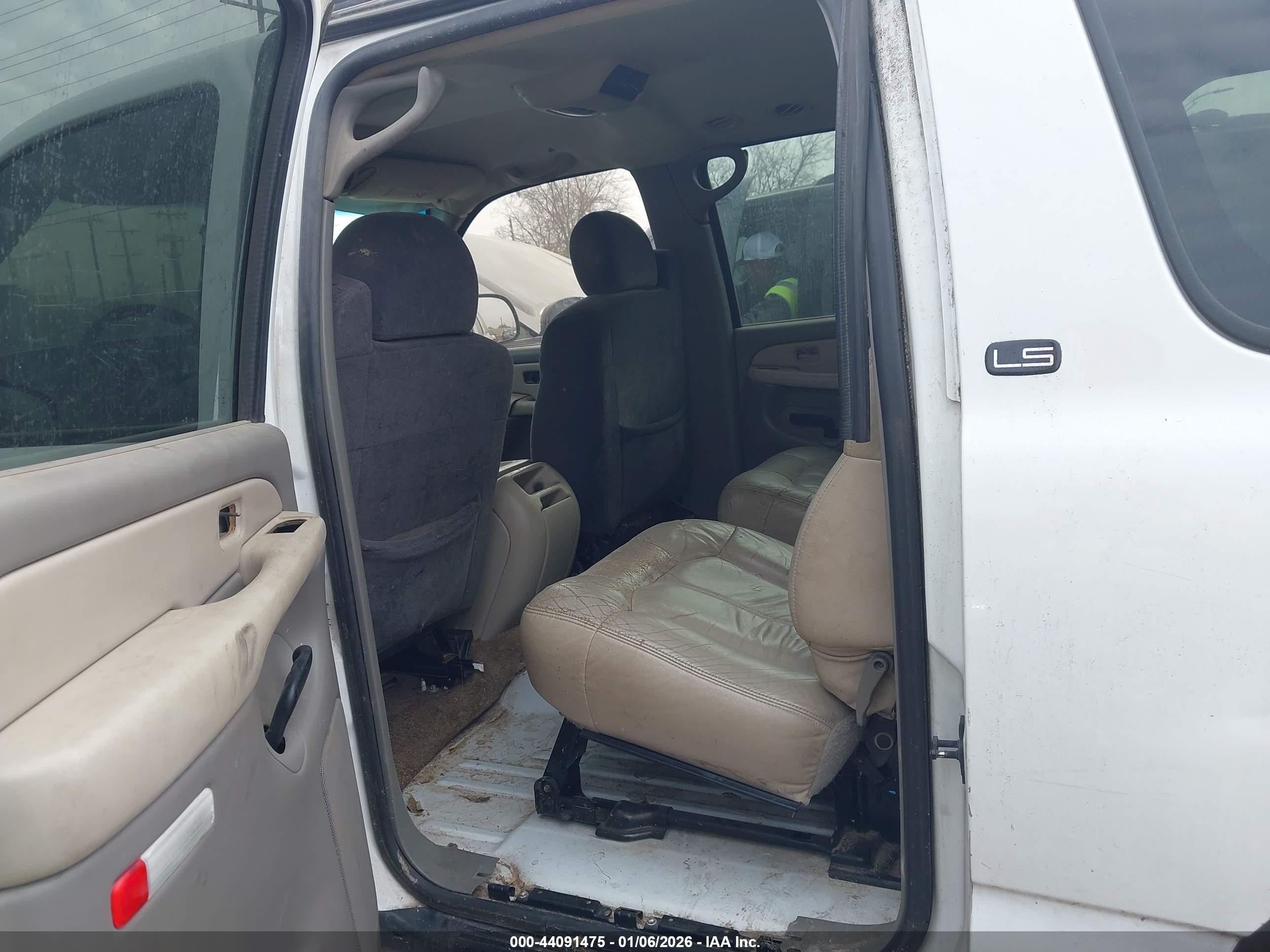 CHEVROLET SUBURBAN image 8