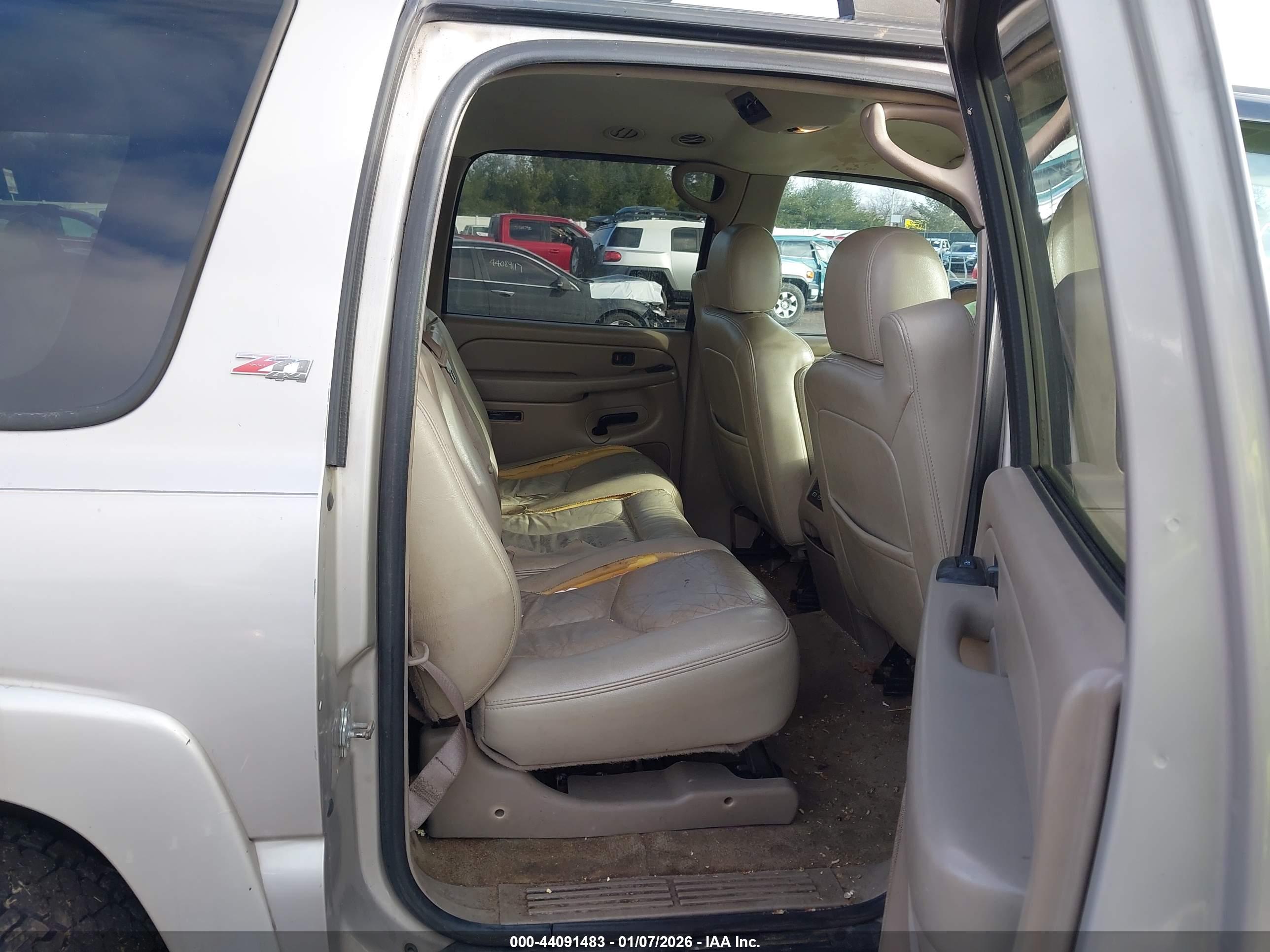CHEVROLET SUBURBAN image 8