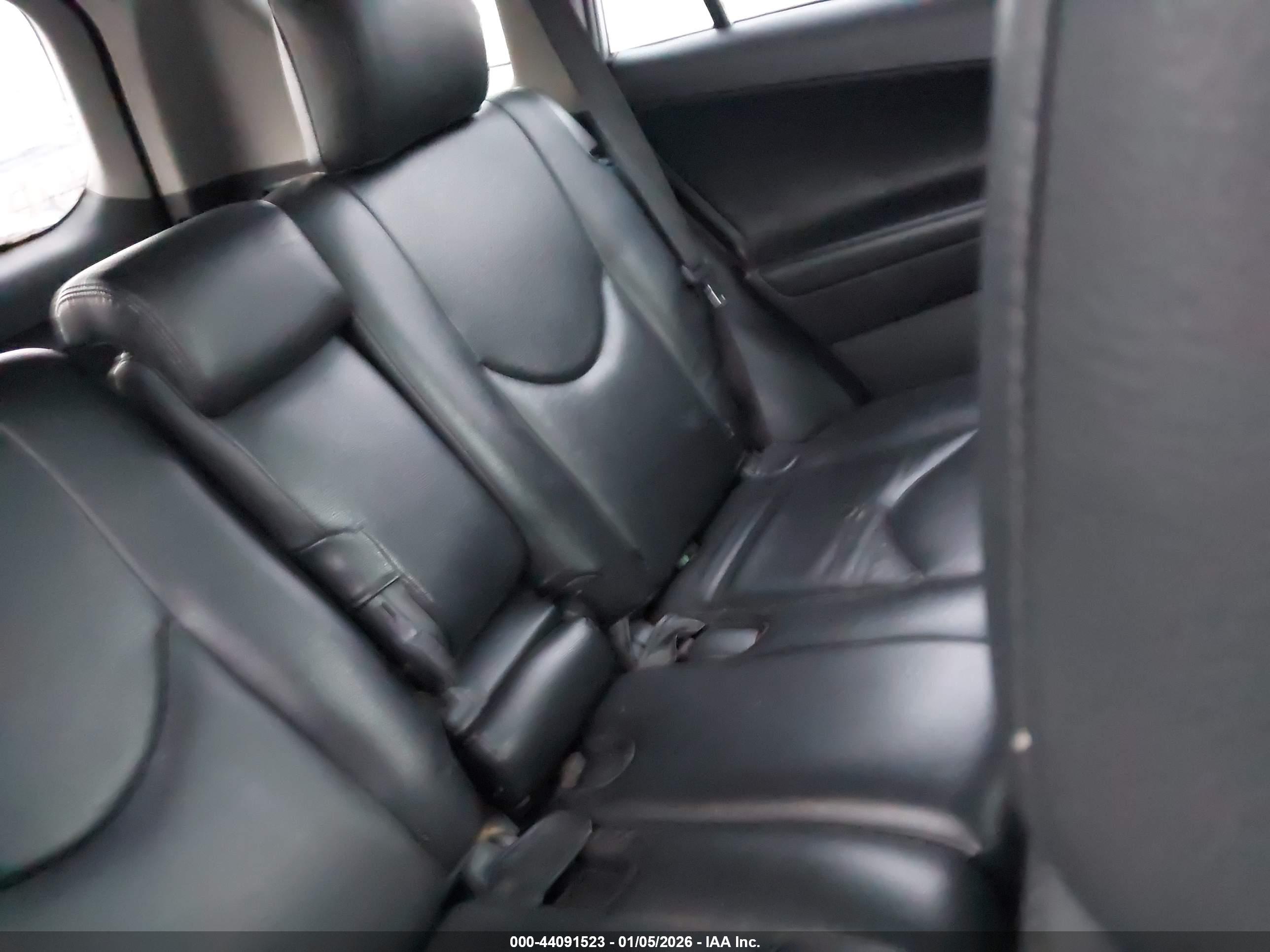 TOYOTA RAV4 image 8