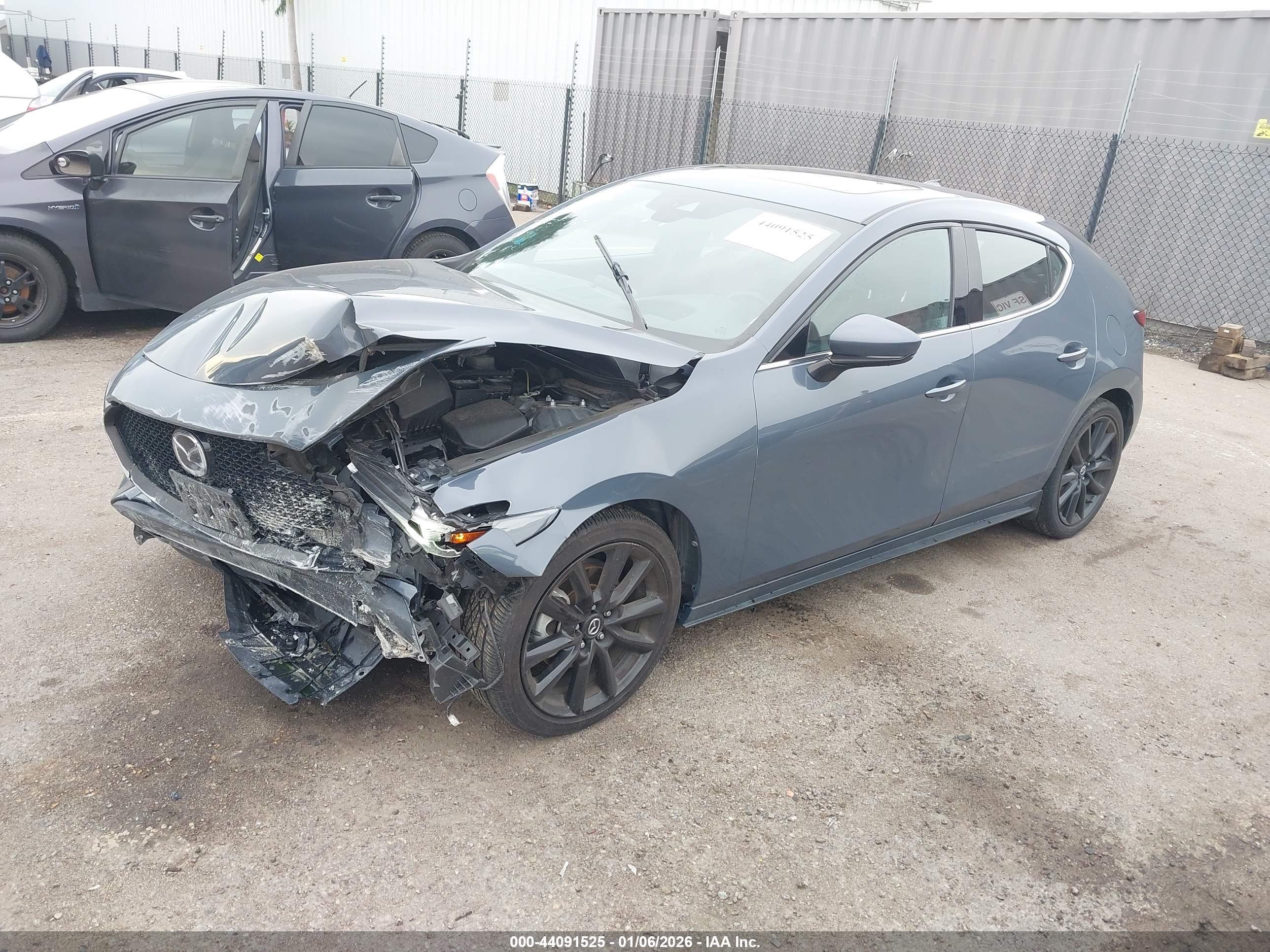 MAZDA MAZDA3 image 2
