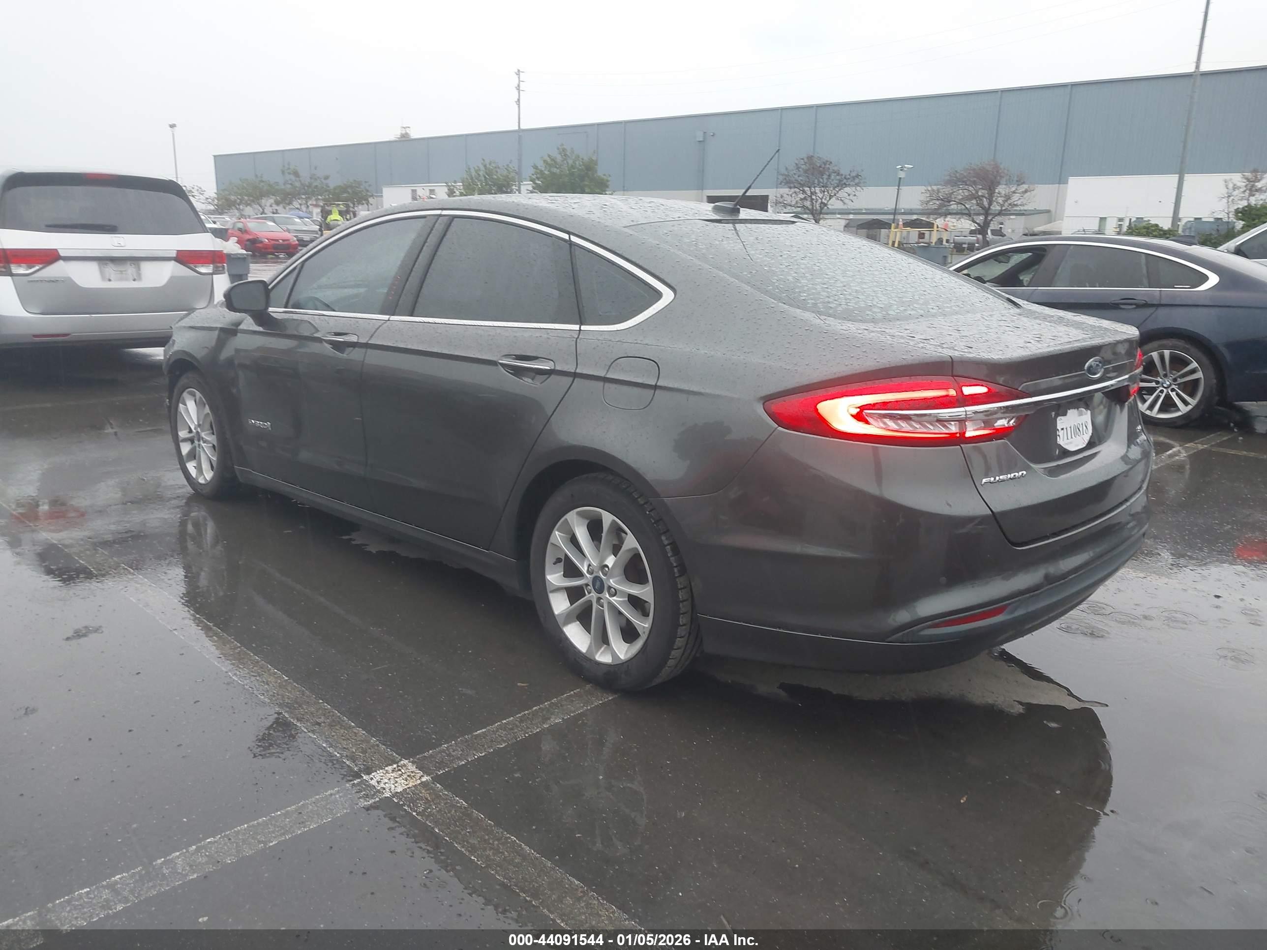 FORD FUSION image 3