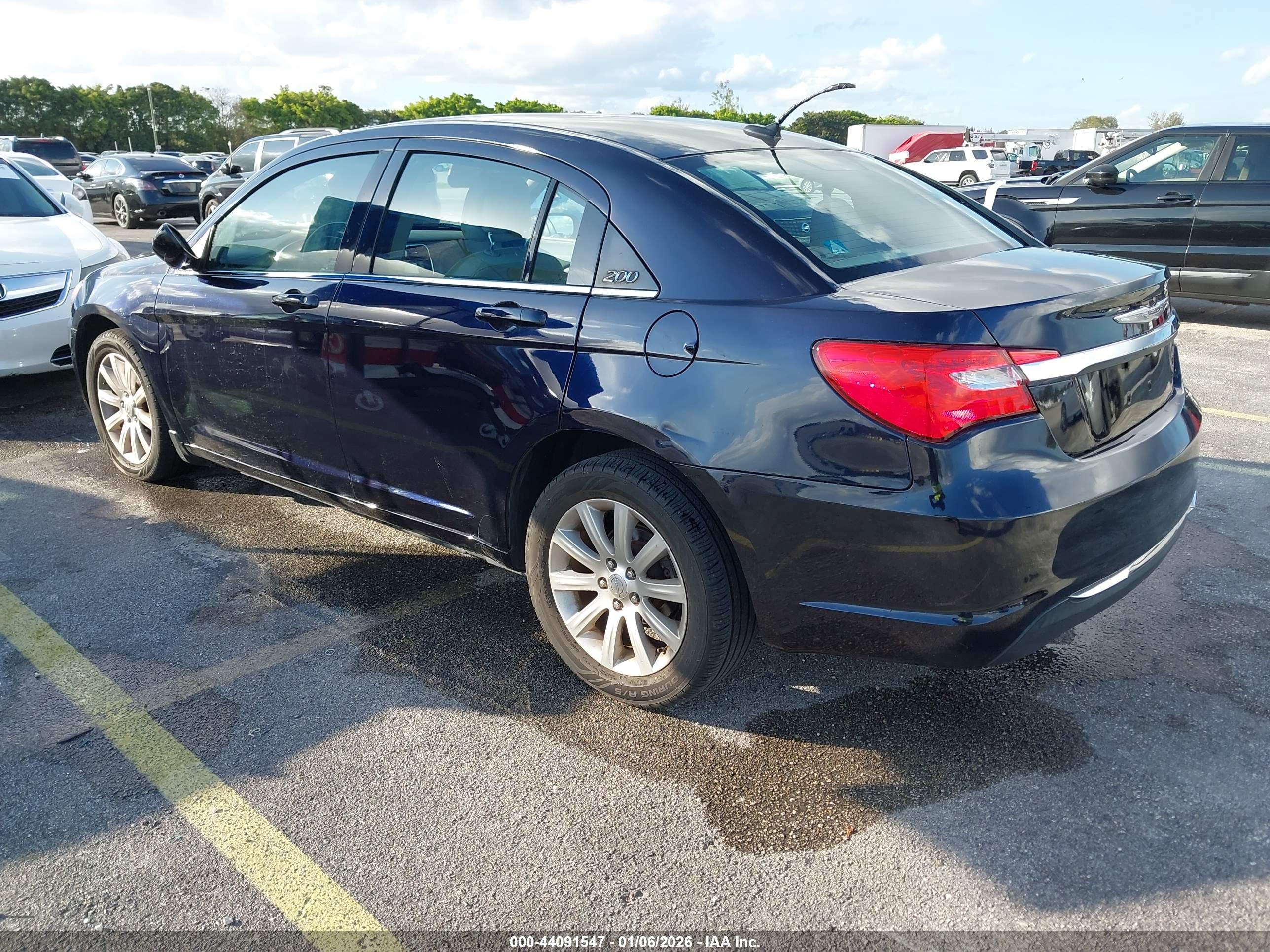 CHRYSLER 200 image 3