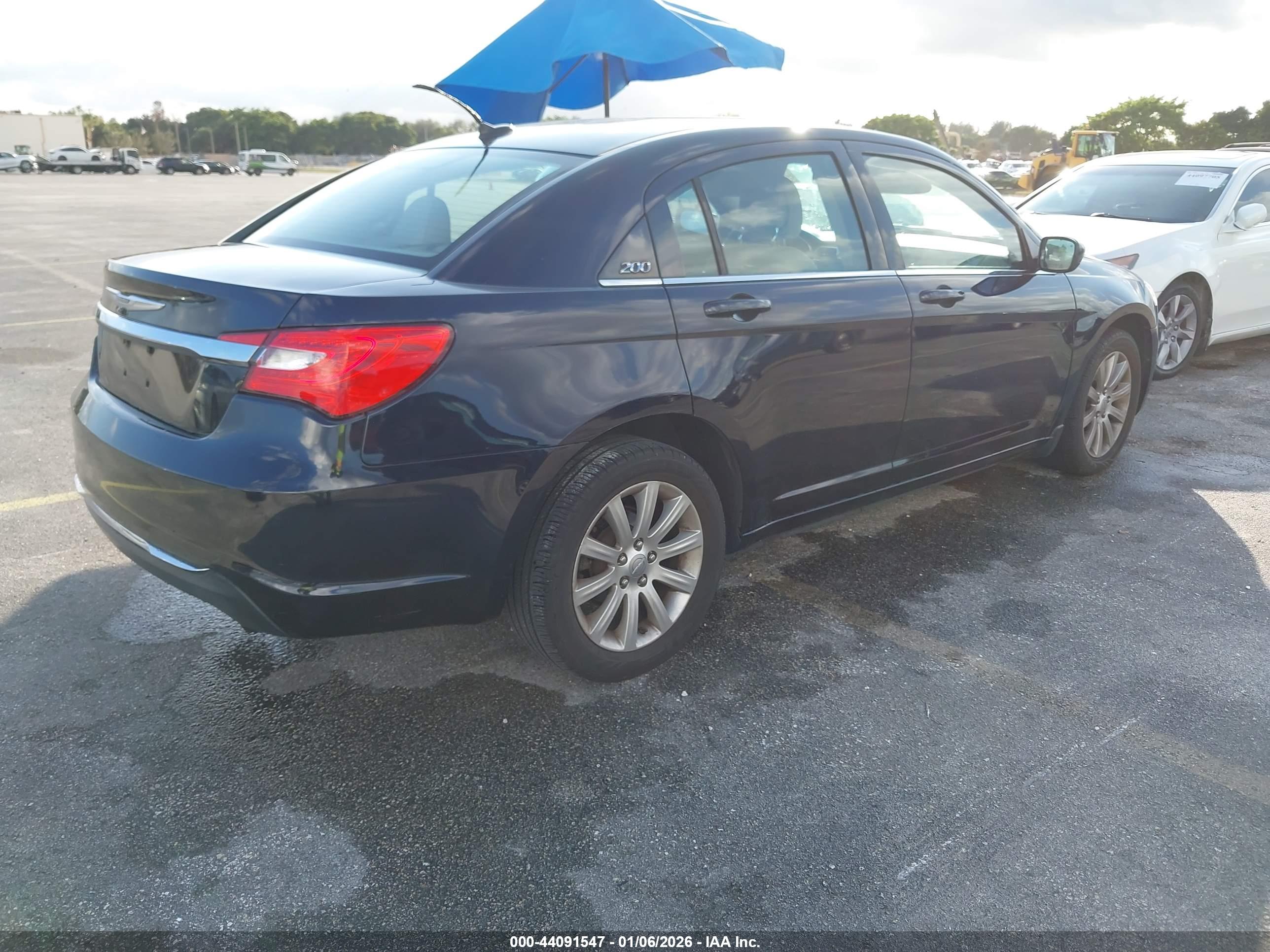 CHRYSLER 200 image 4