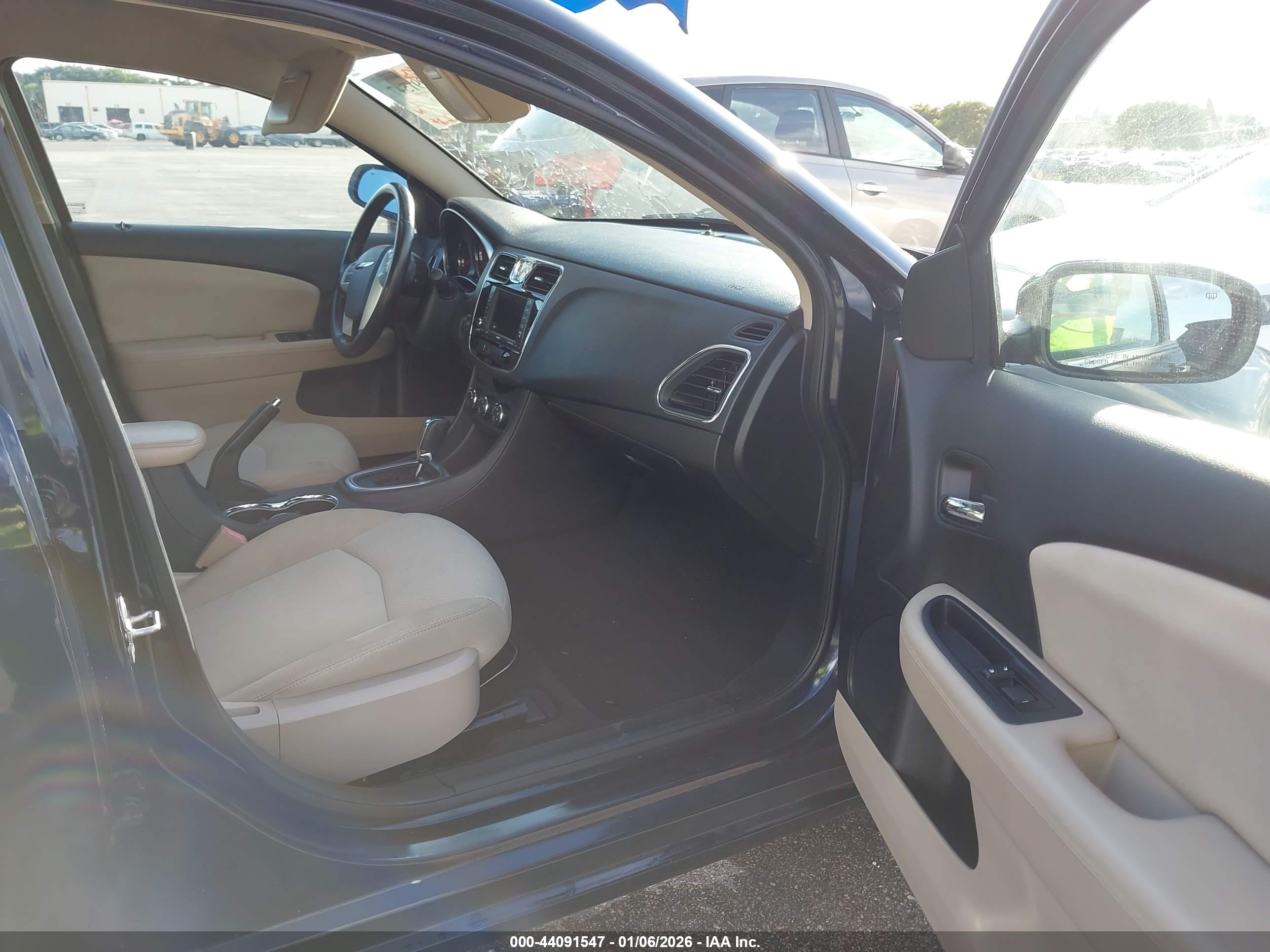 CHRYSLER 200 image 5