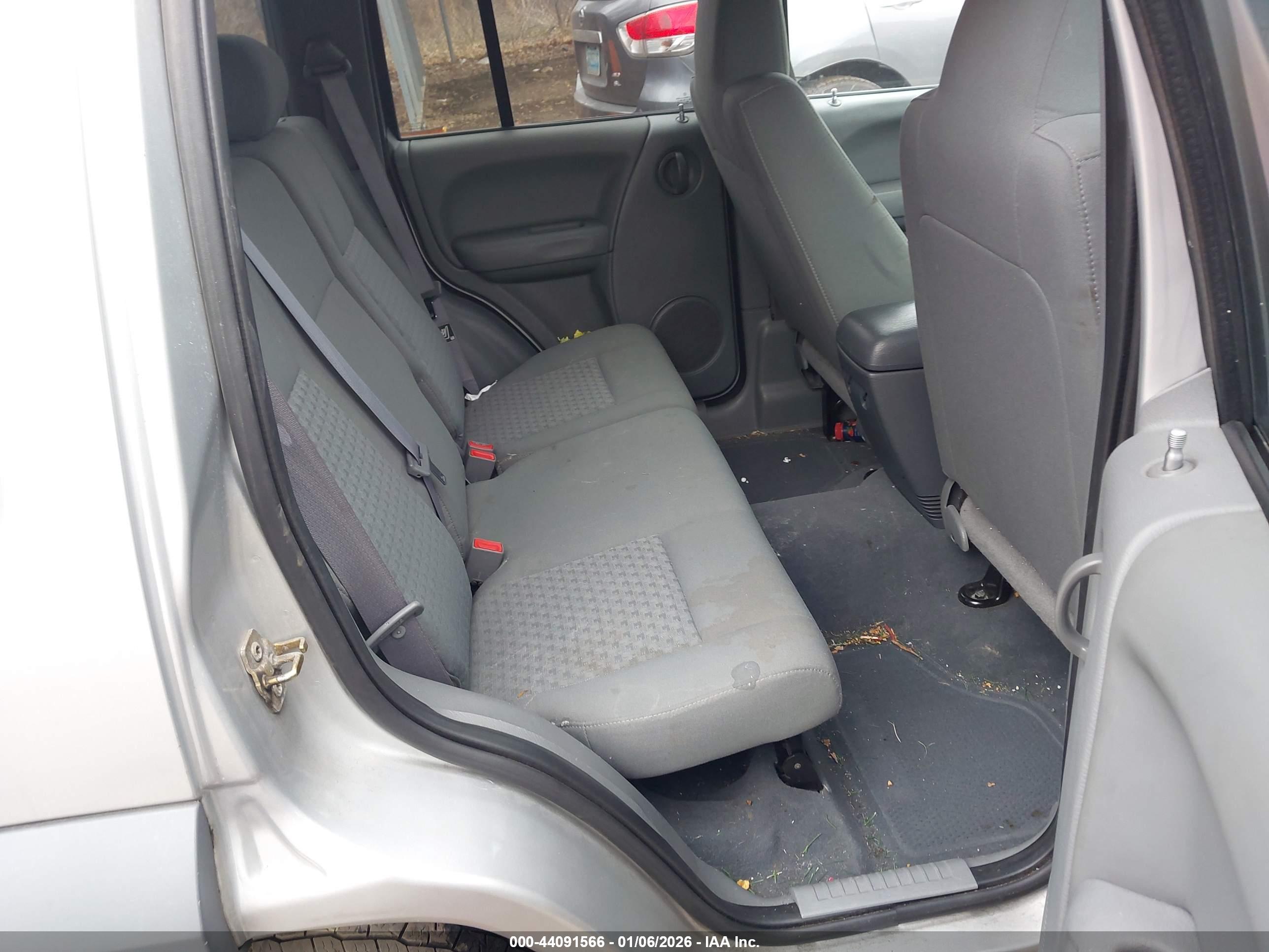 JEEP LIBERTY image 8