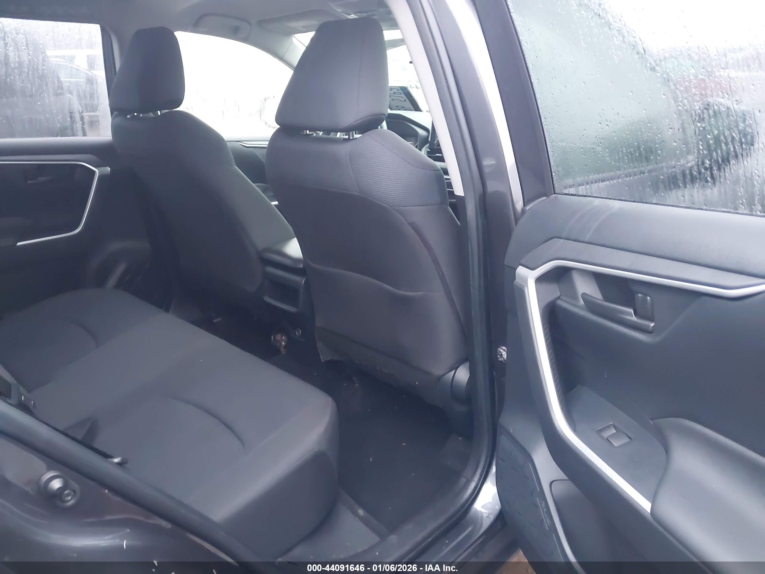 TOYOTA RAV4 image 8