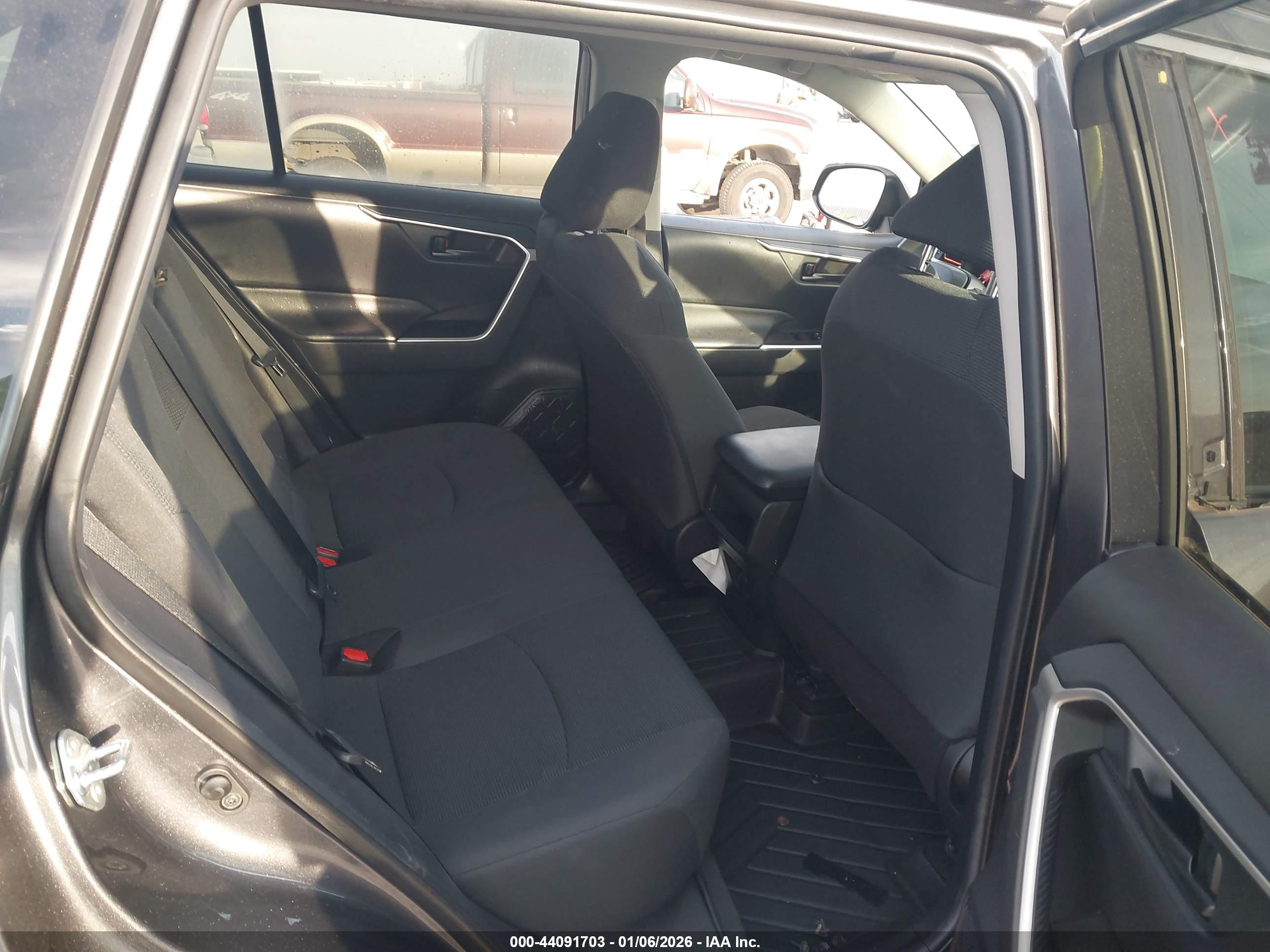 TOYOTA RAV4 image 8