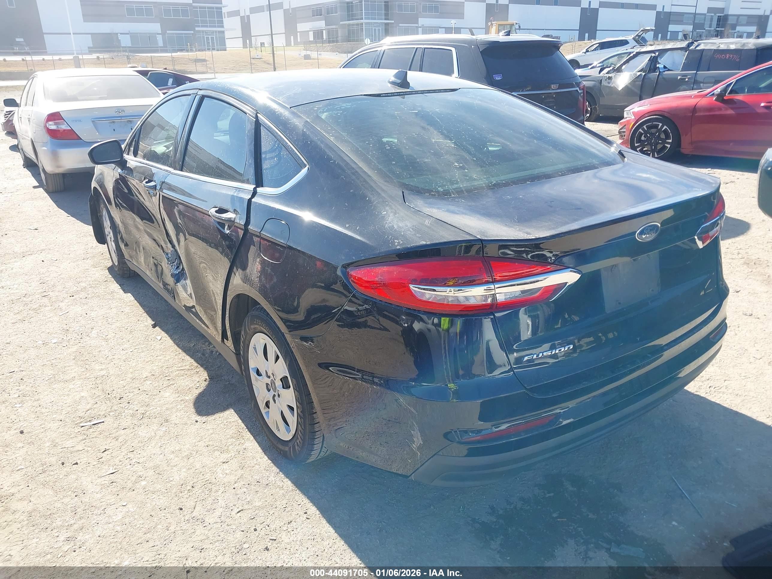 FORD FUSION image 3