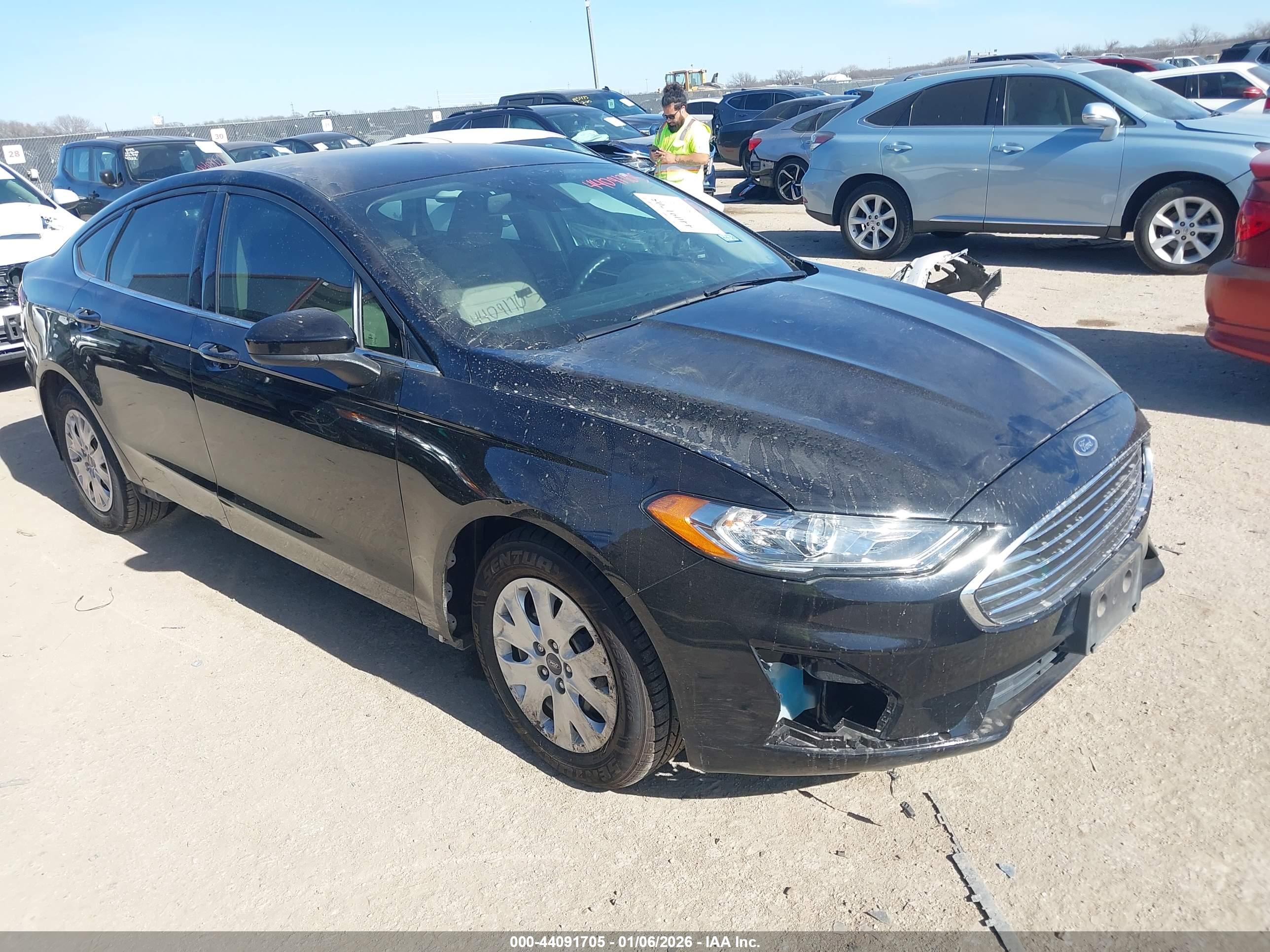 FORD FUSION image 6