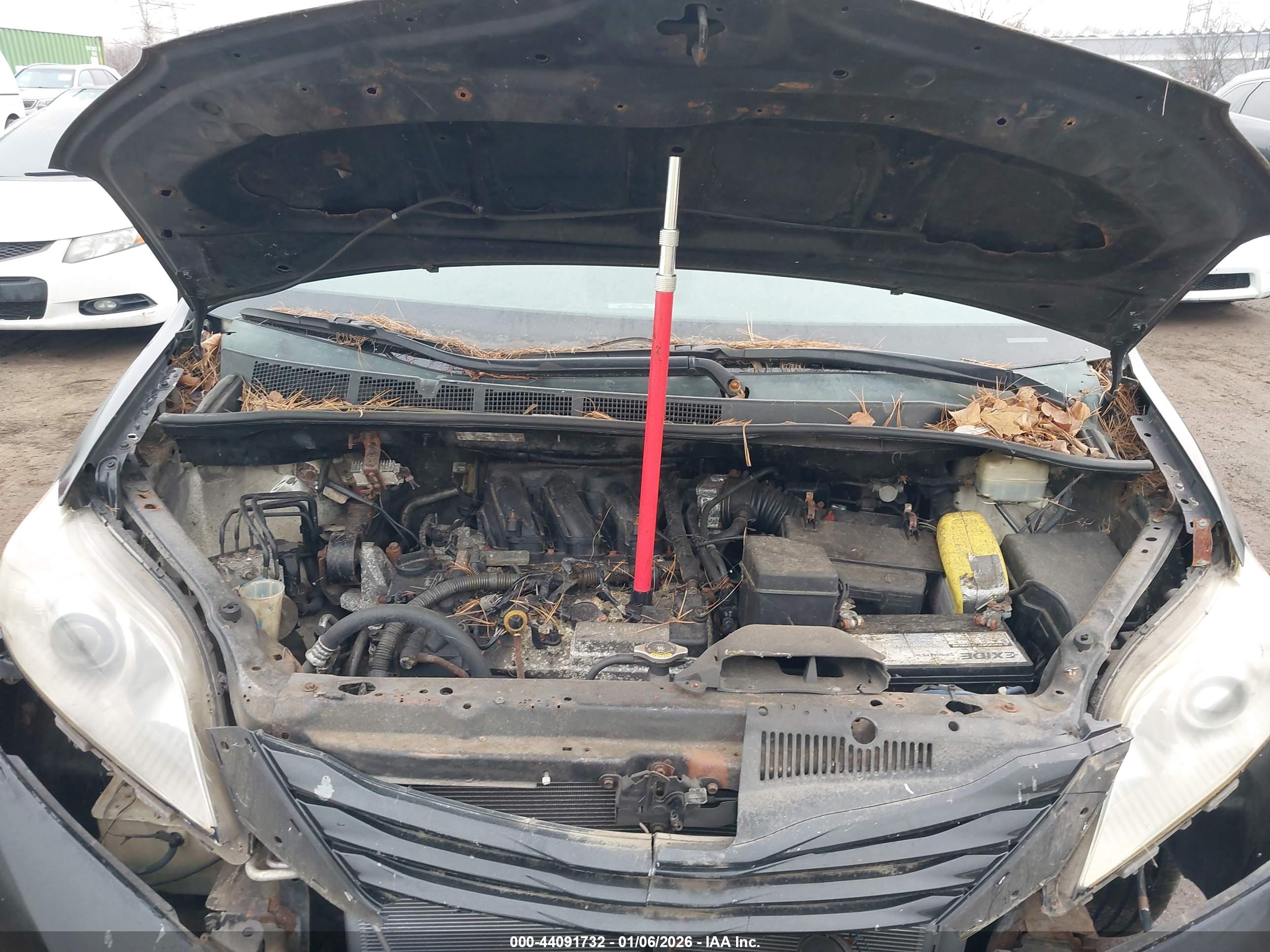 TOYOTA SIENNA image 10