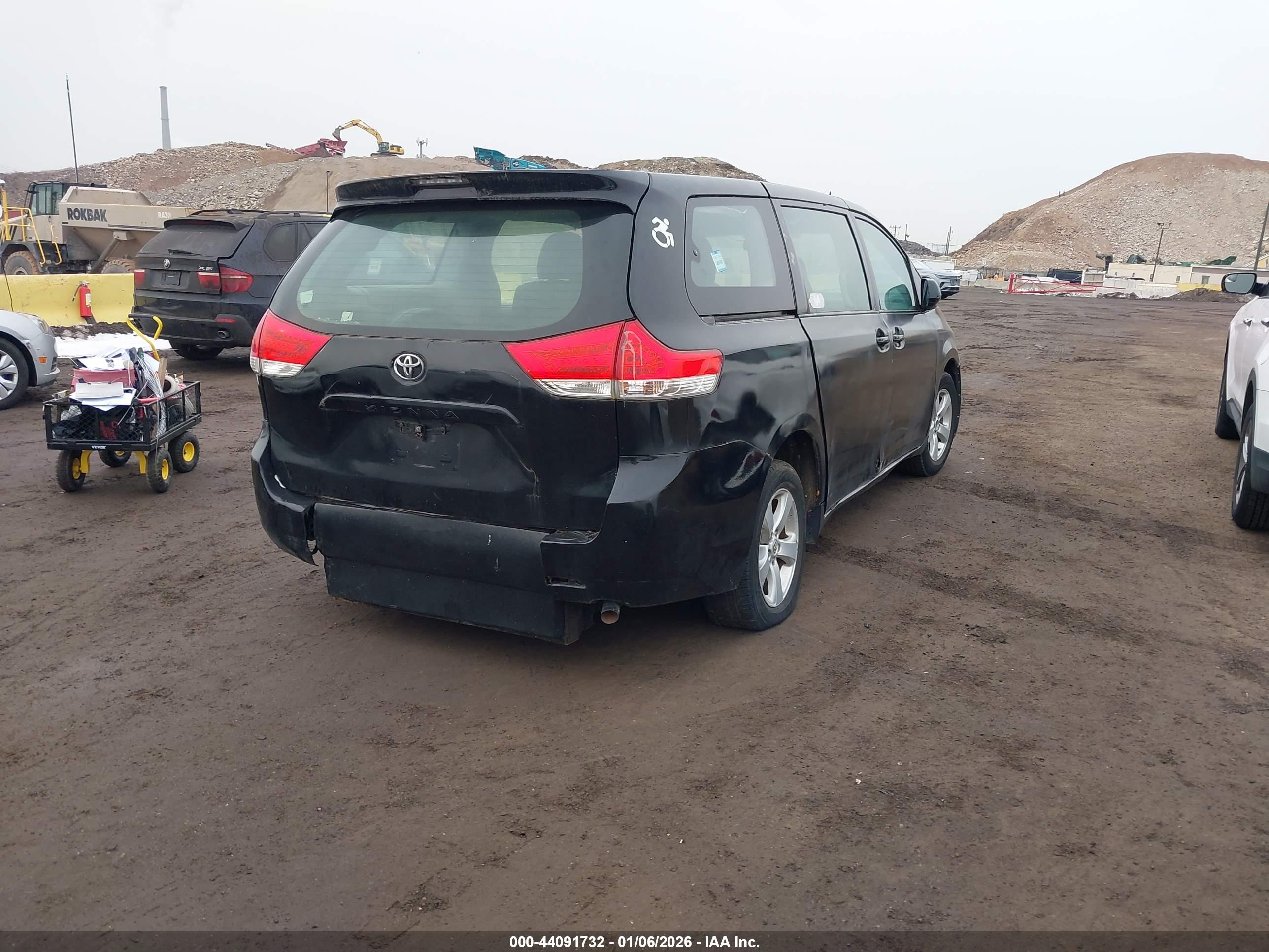 TOYOTA SIENNA image 4