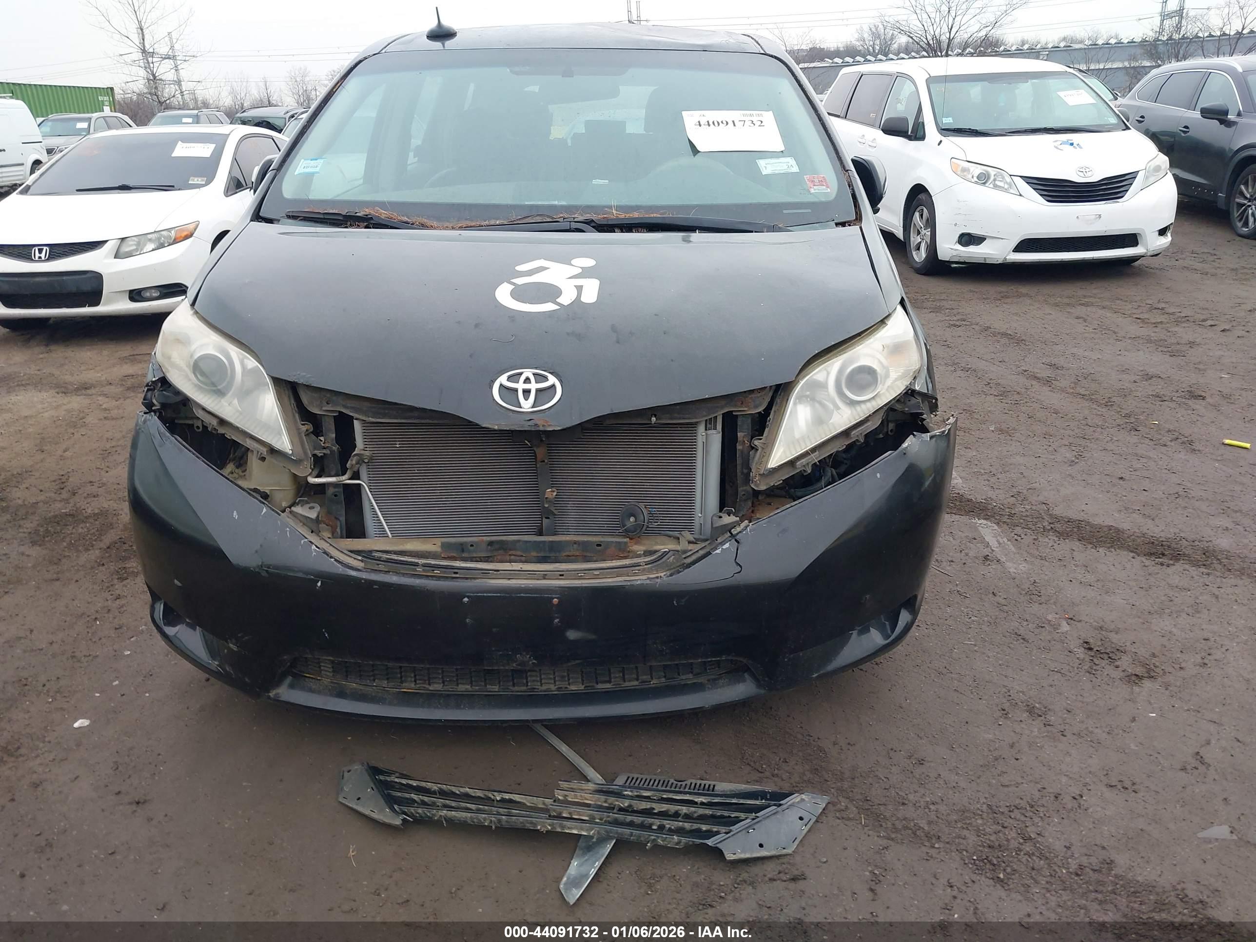 TOYOTA SIENNA image 6