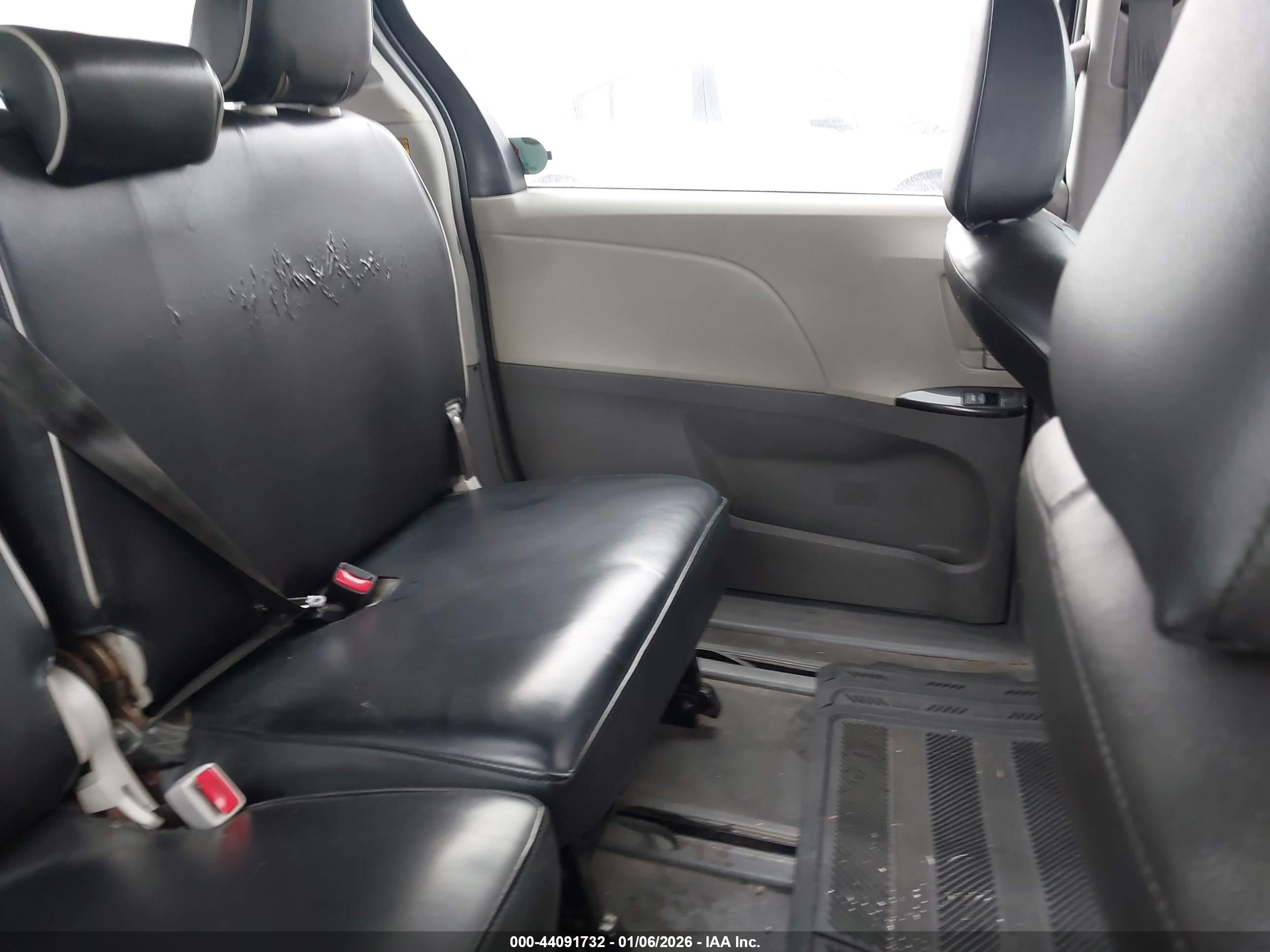 TOYOTA SIENNA image 8