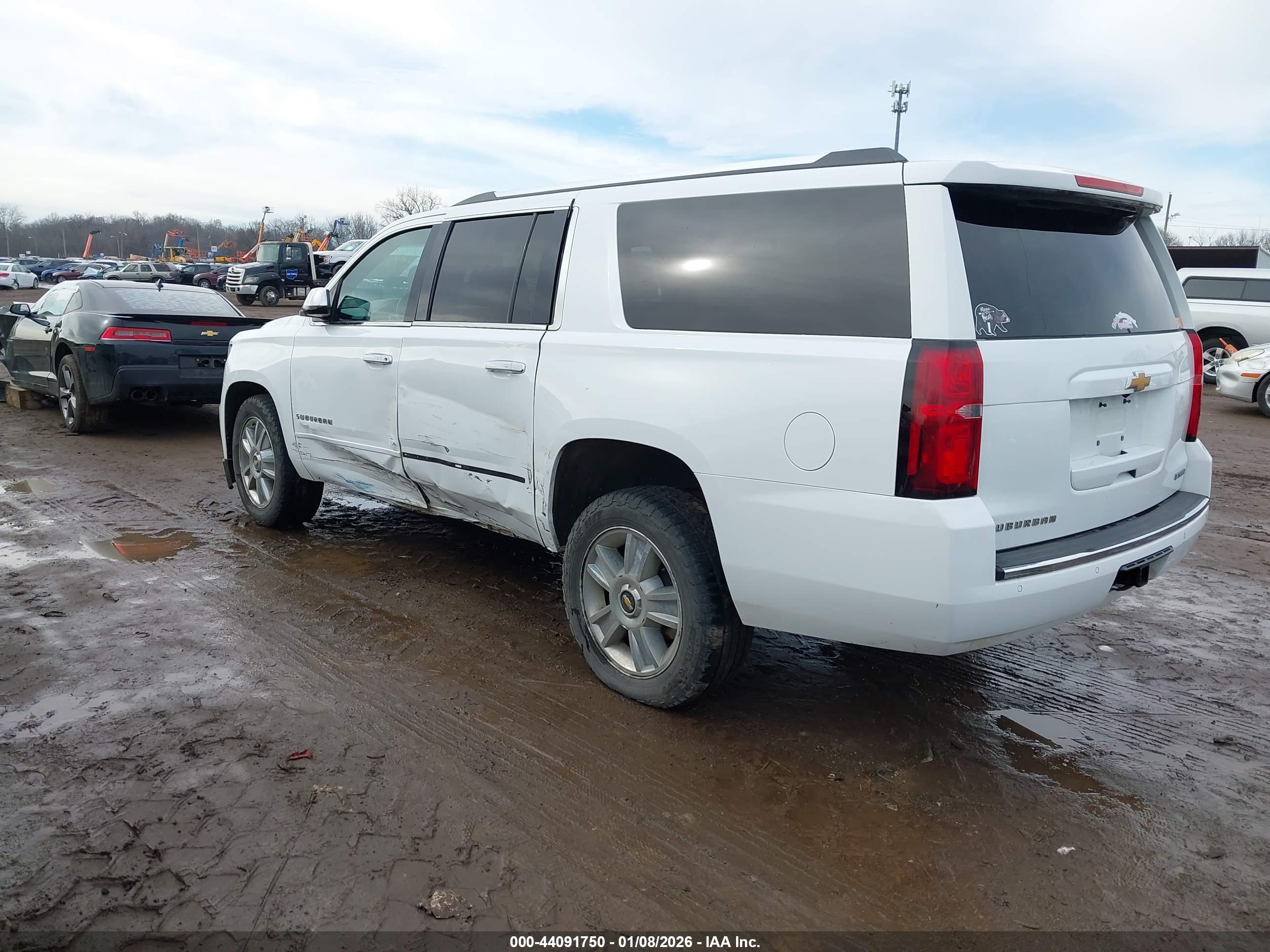 CHEVROLET SUBURBAN image 3
