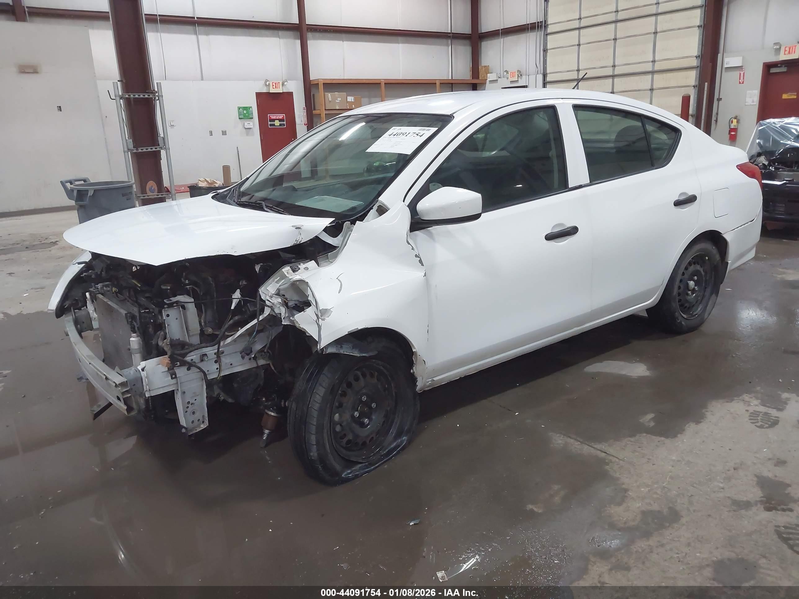 NISSAN VERSA image 2