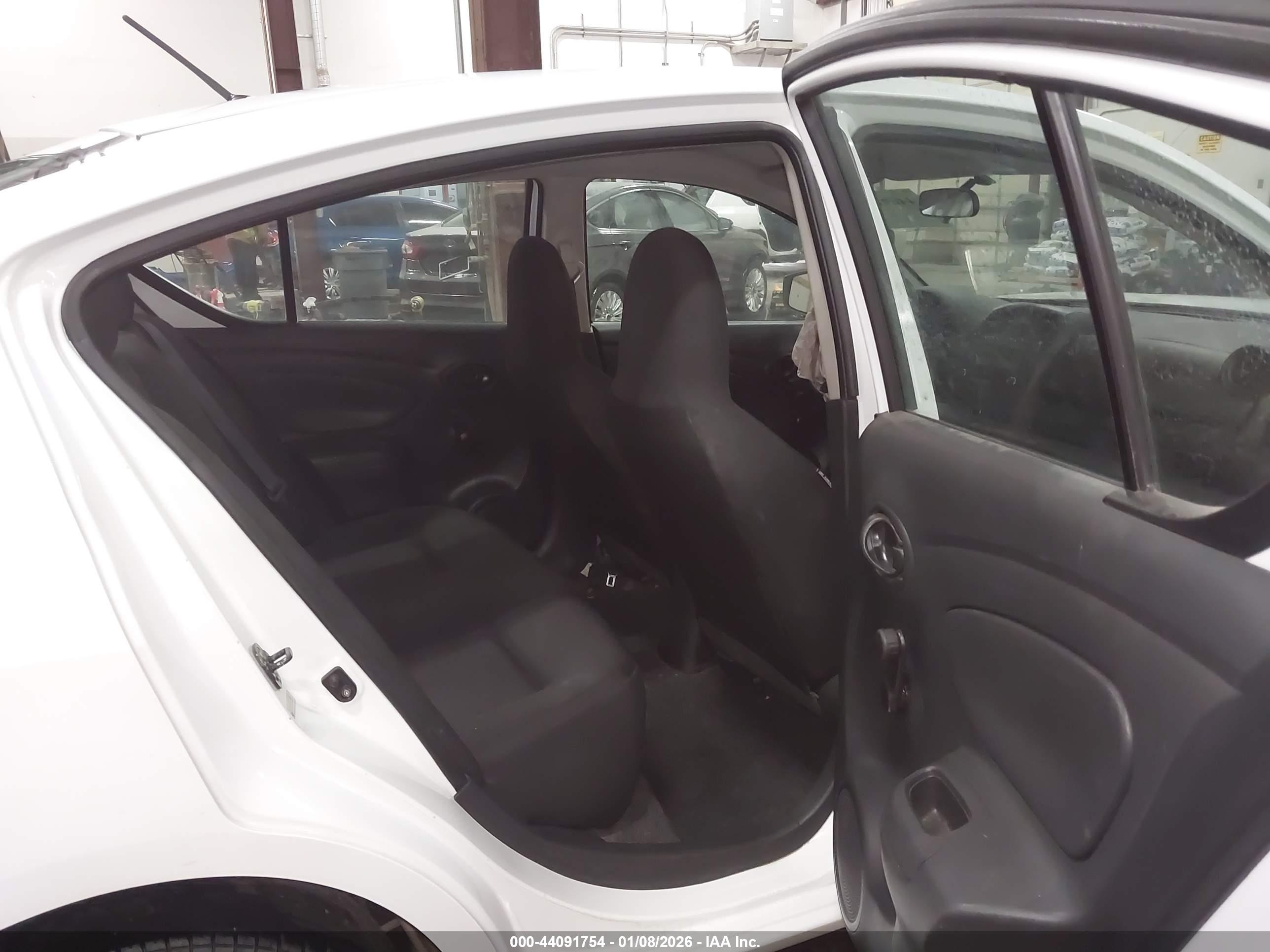 NISSAN VERSA image 8