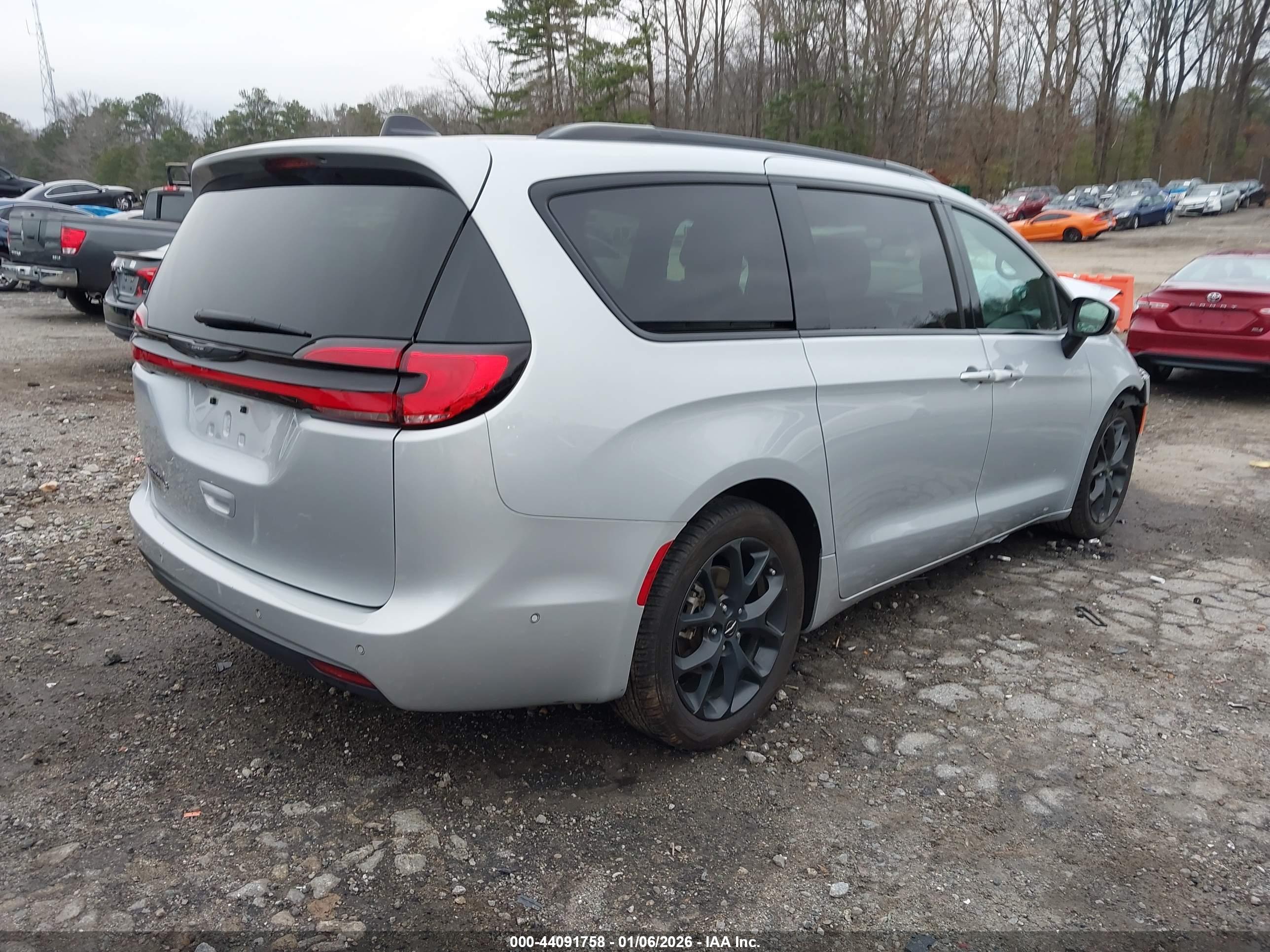 CHRYSLER PACIFICA image 4