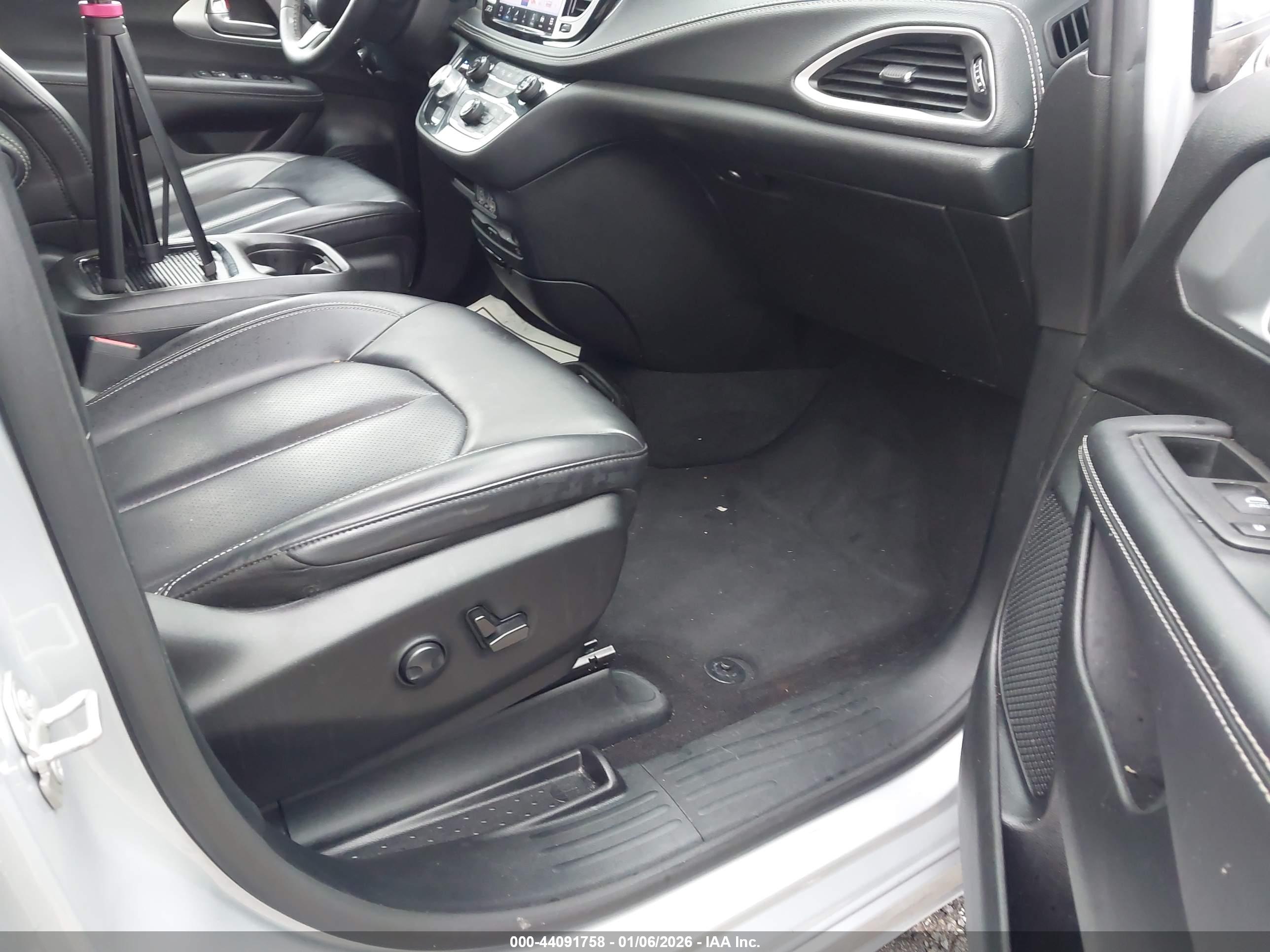 CHRYSLER PACIFICA image 5