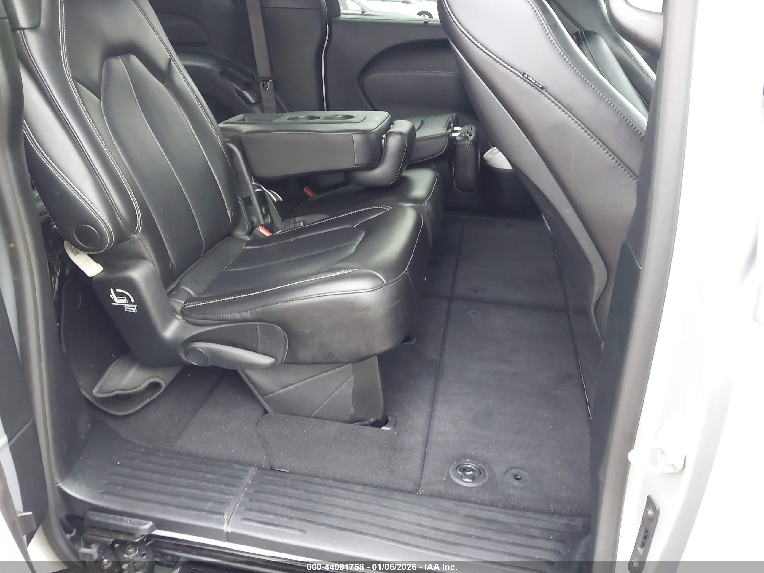 CHRYSLER PACIFICA image 8
