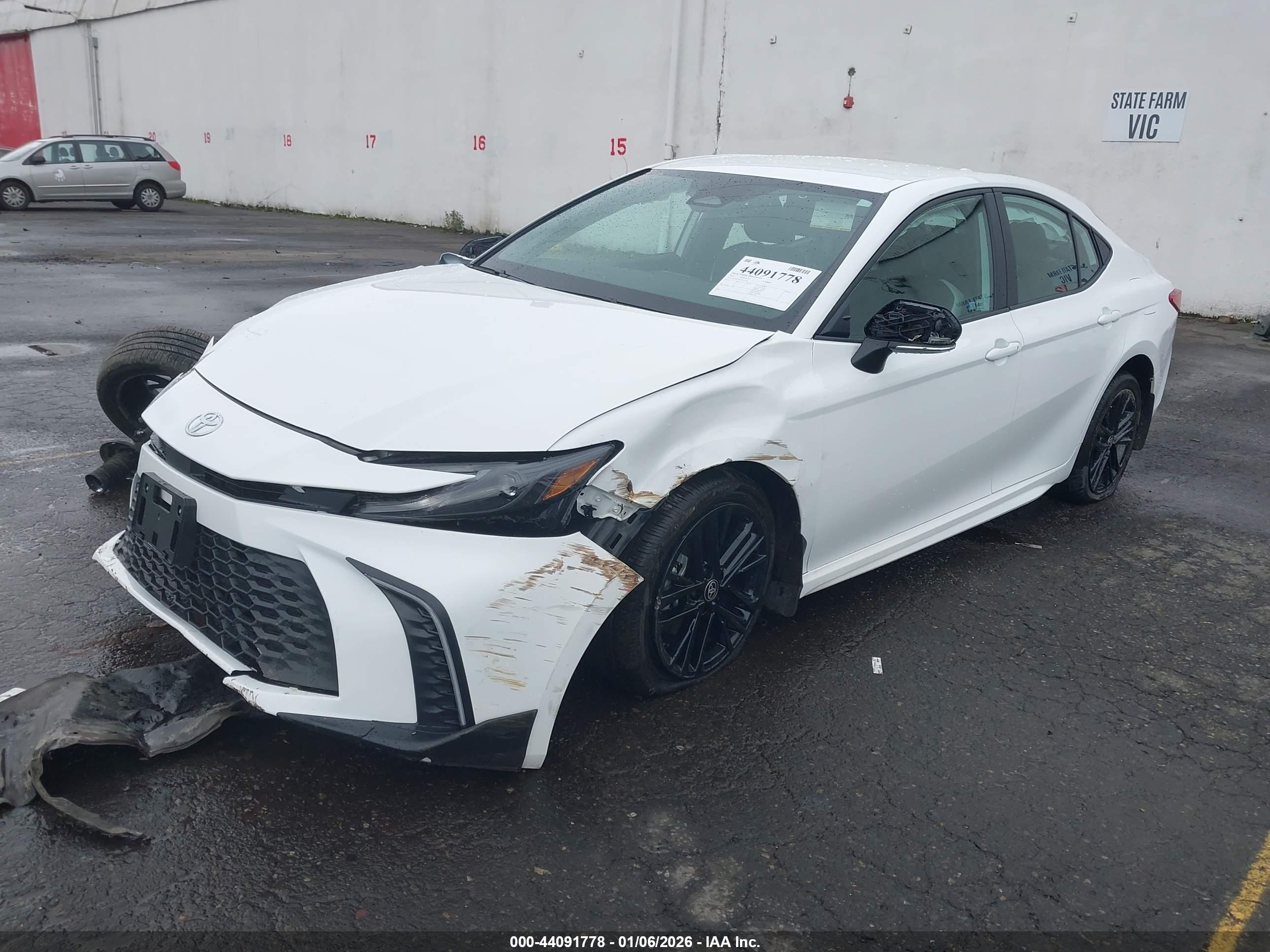 TOYOTA CAMRY image 2
