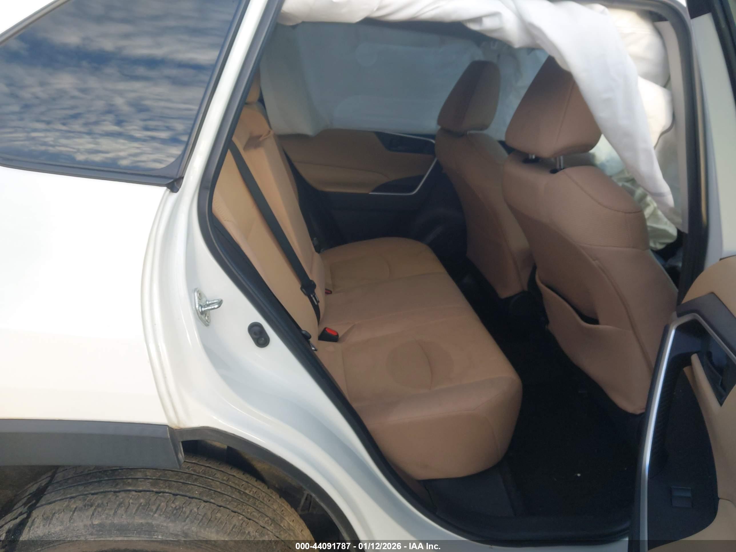 TOYOTA RAV4 image 8