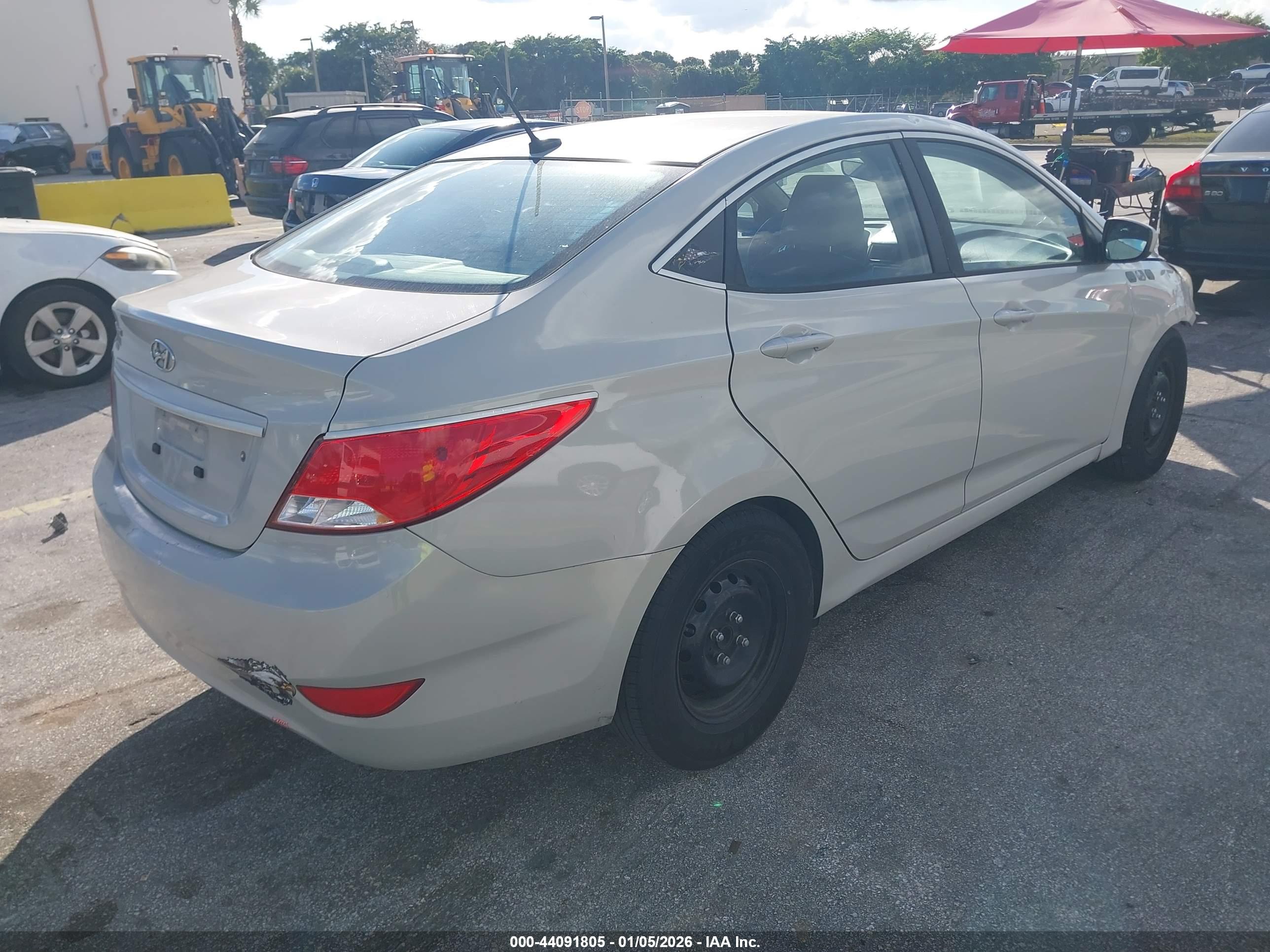 HYUNDAI ACCENT image 4