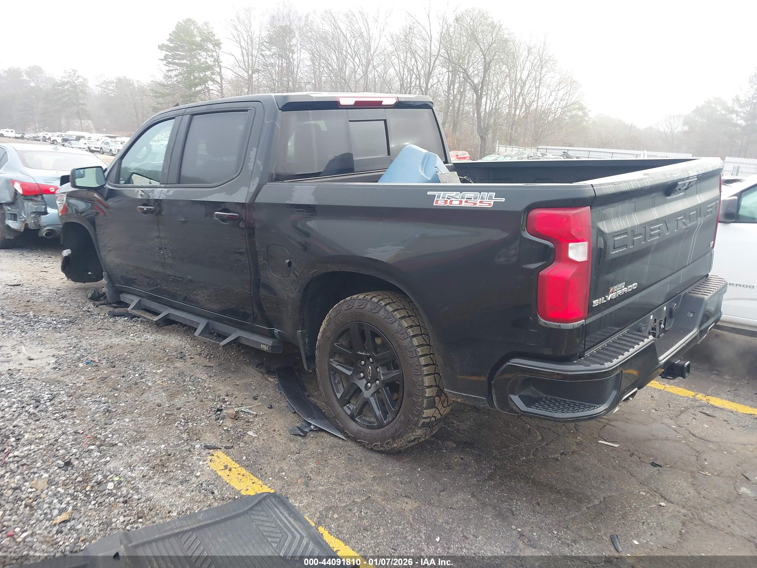CHEVROLET SILVERADO image 3