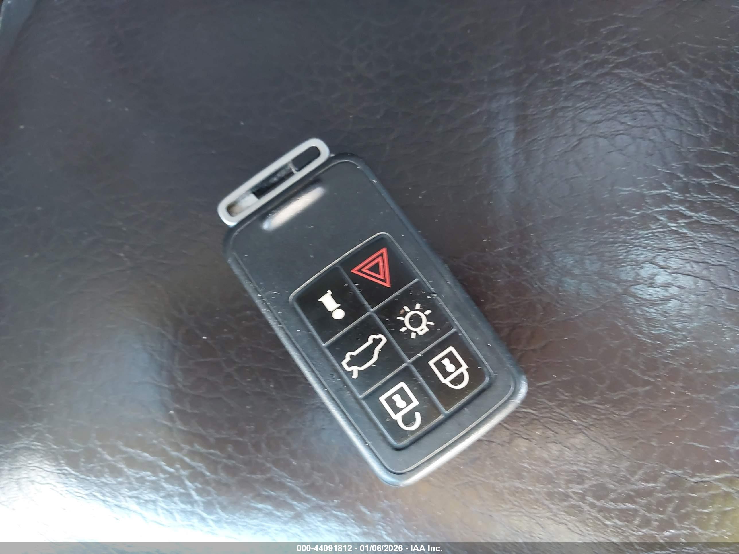 VOLVO XC70 image 11