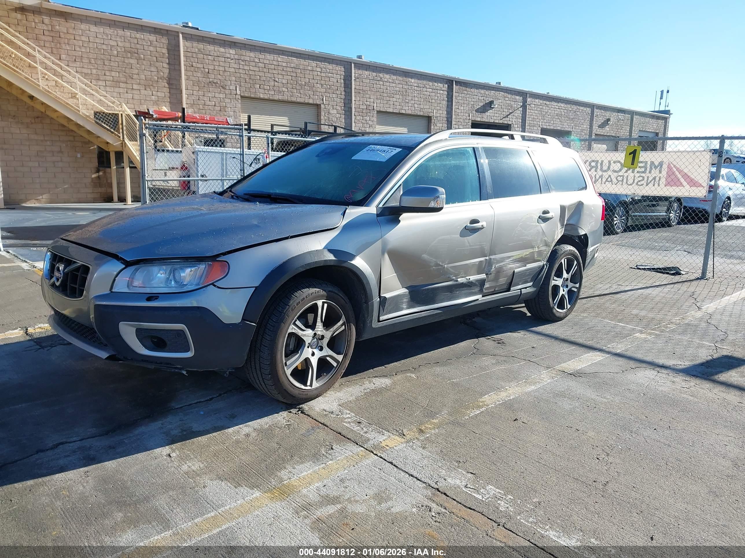 VOLVO XC70 image 2