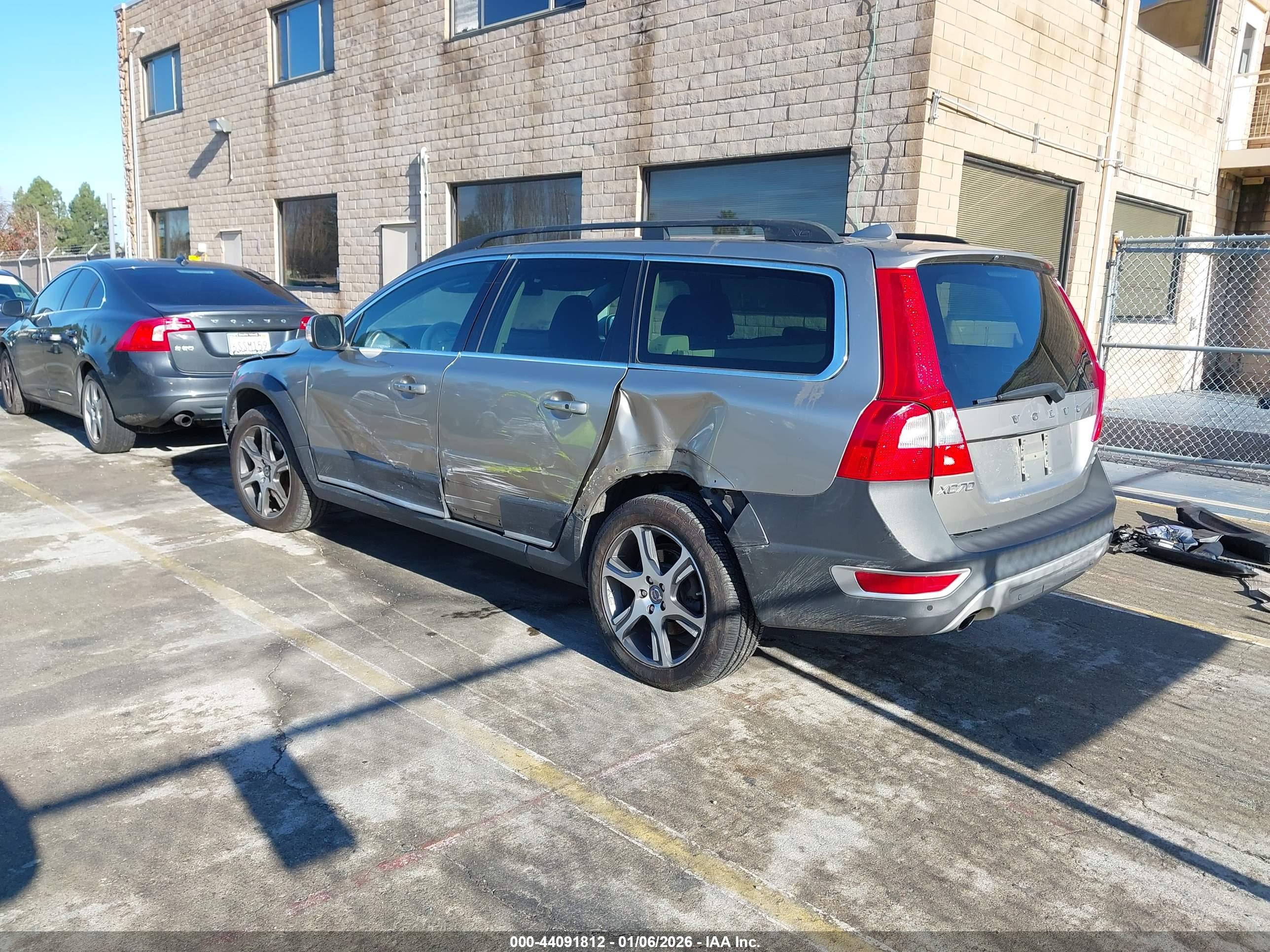 VOLVO XC70 image 3