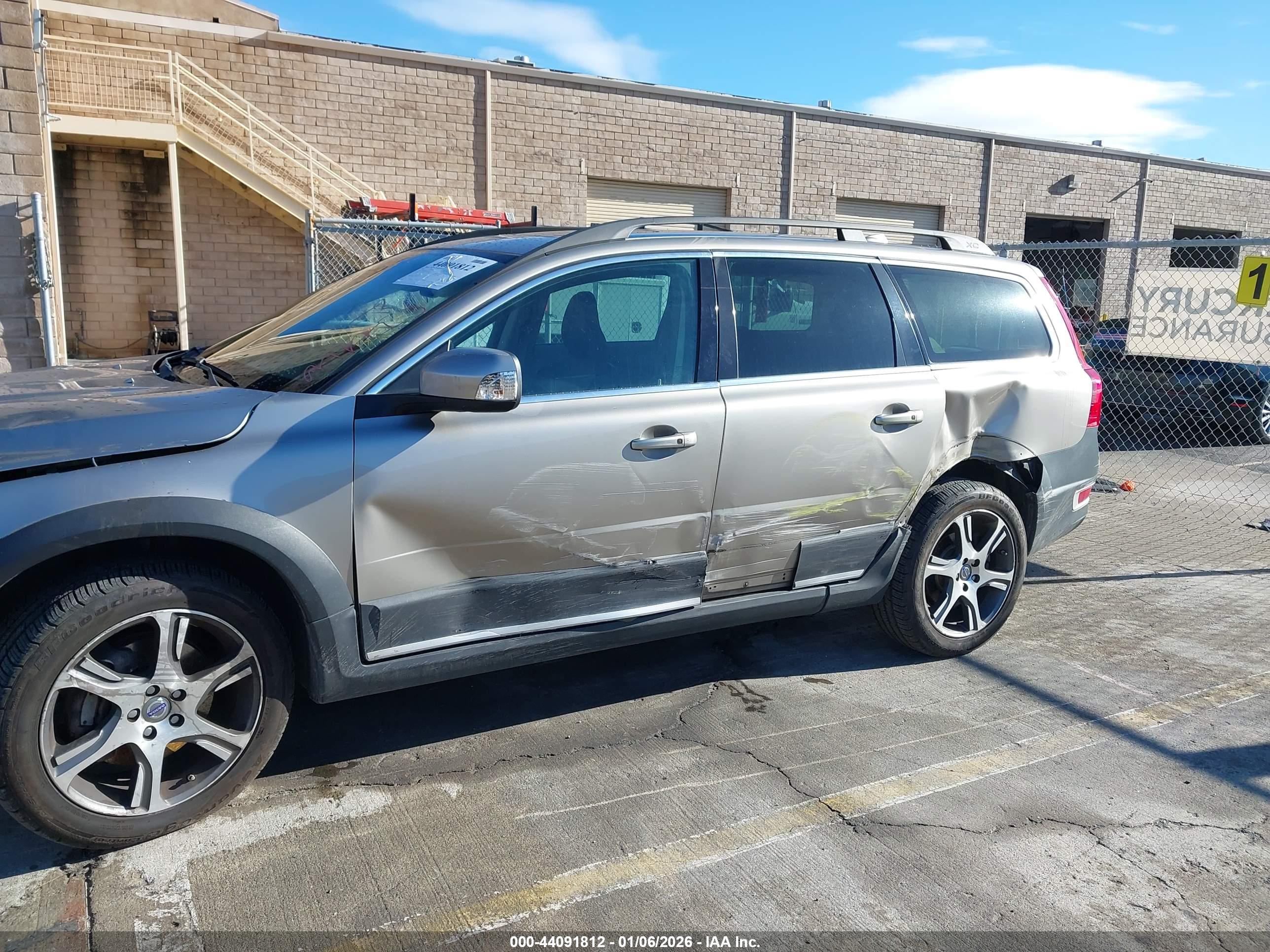 VOLVO XC70 image 6