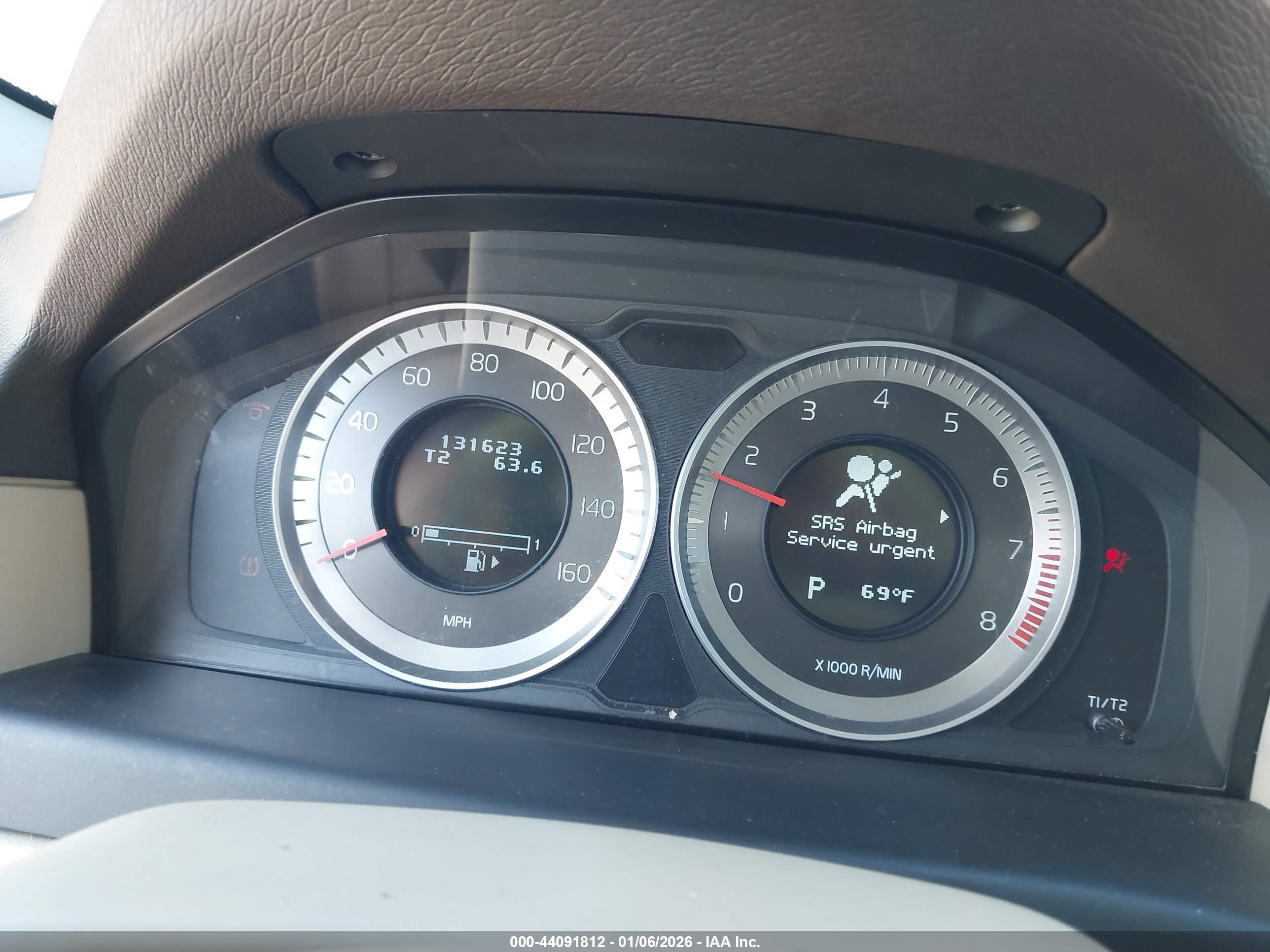 VOLVO XC70 image 7