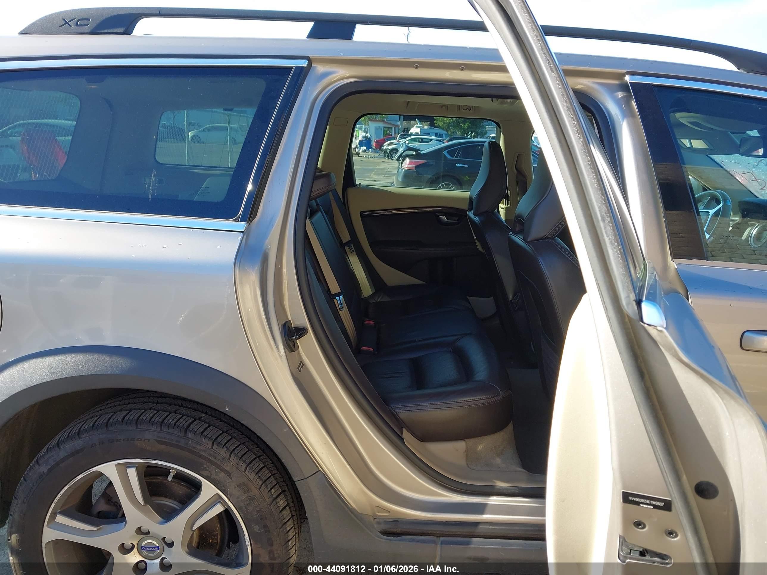 VOLVO XC70 image 8