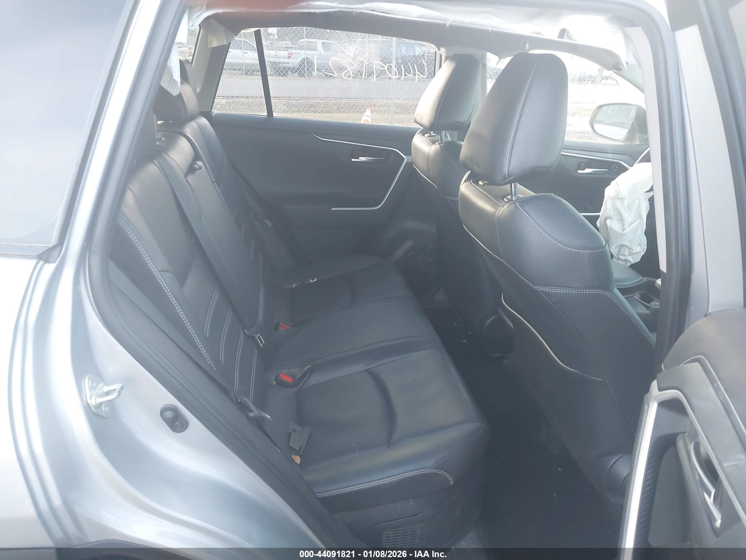 TOYOTA RAV4 image 8