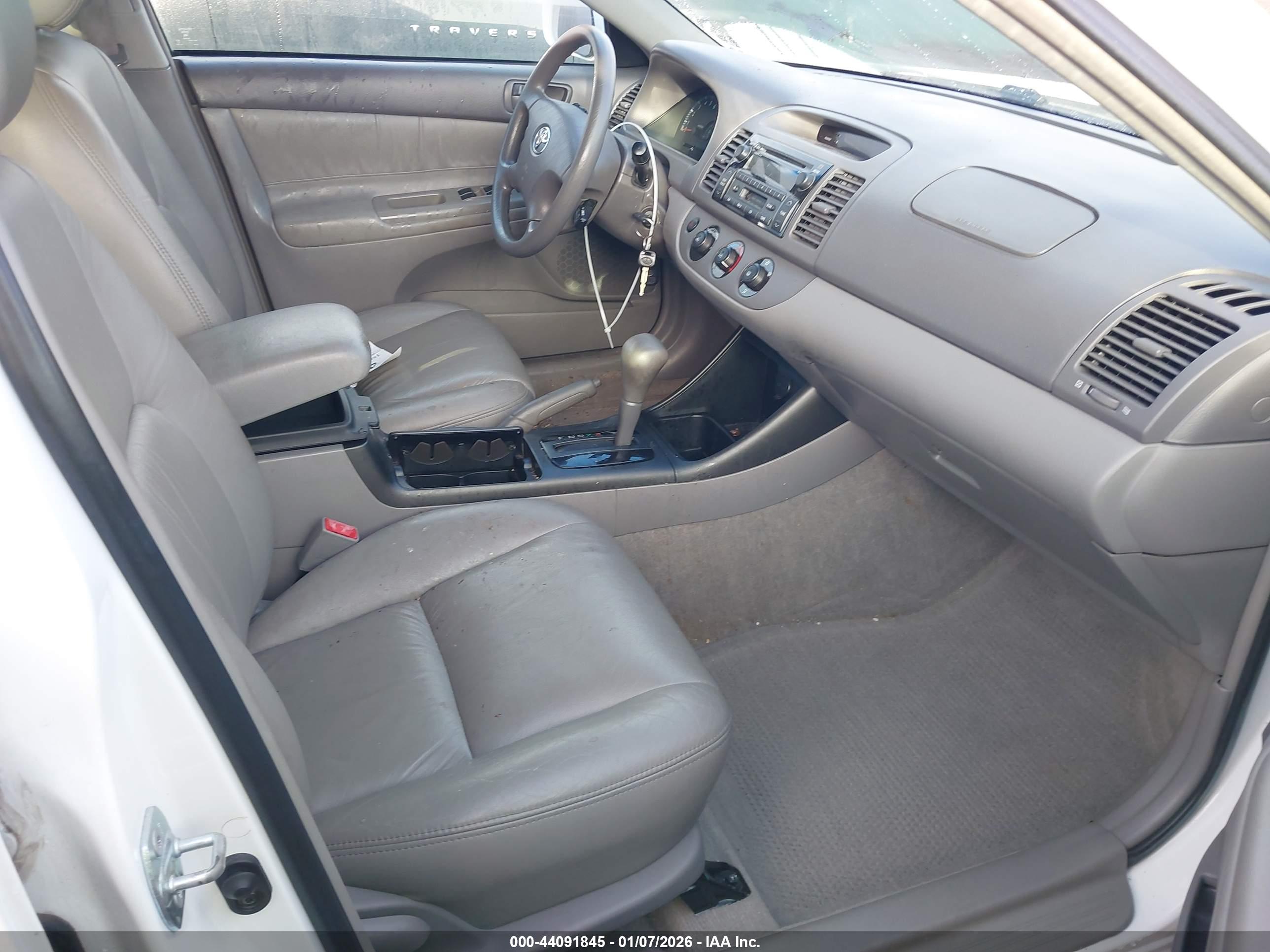 TOYOTA CAMRY image 5