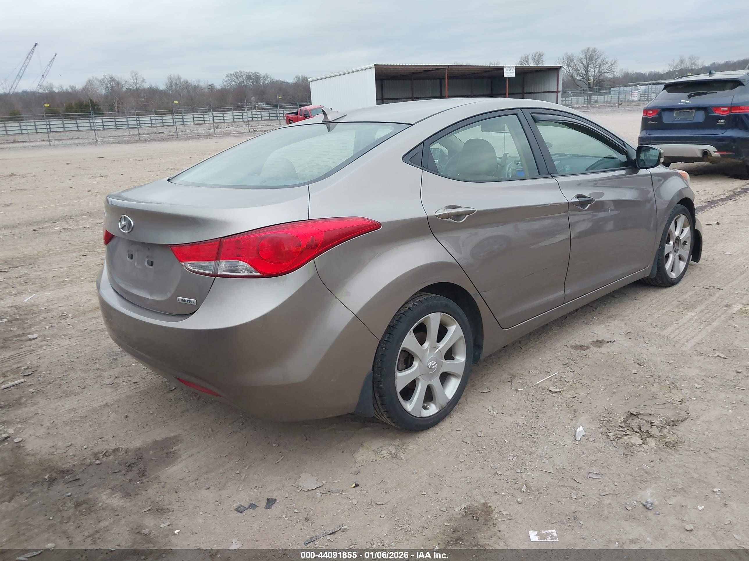 HYUNDAI ELANTRA image 4