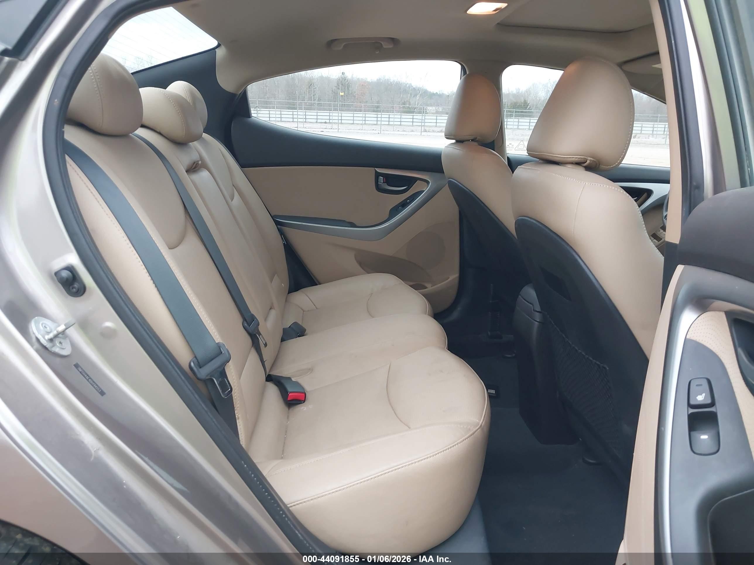 HYUNDAI ELANTRA image 8