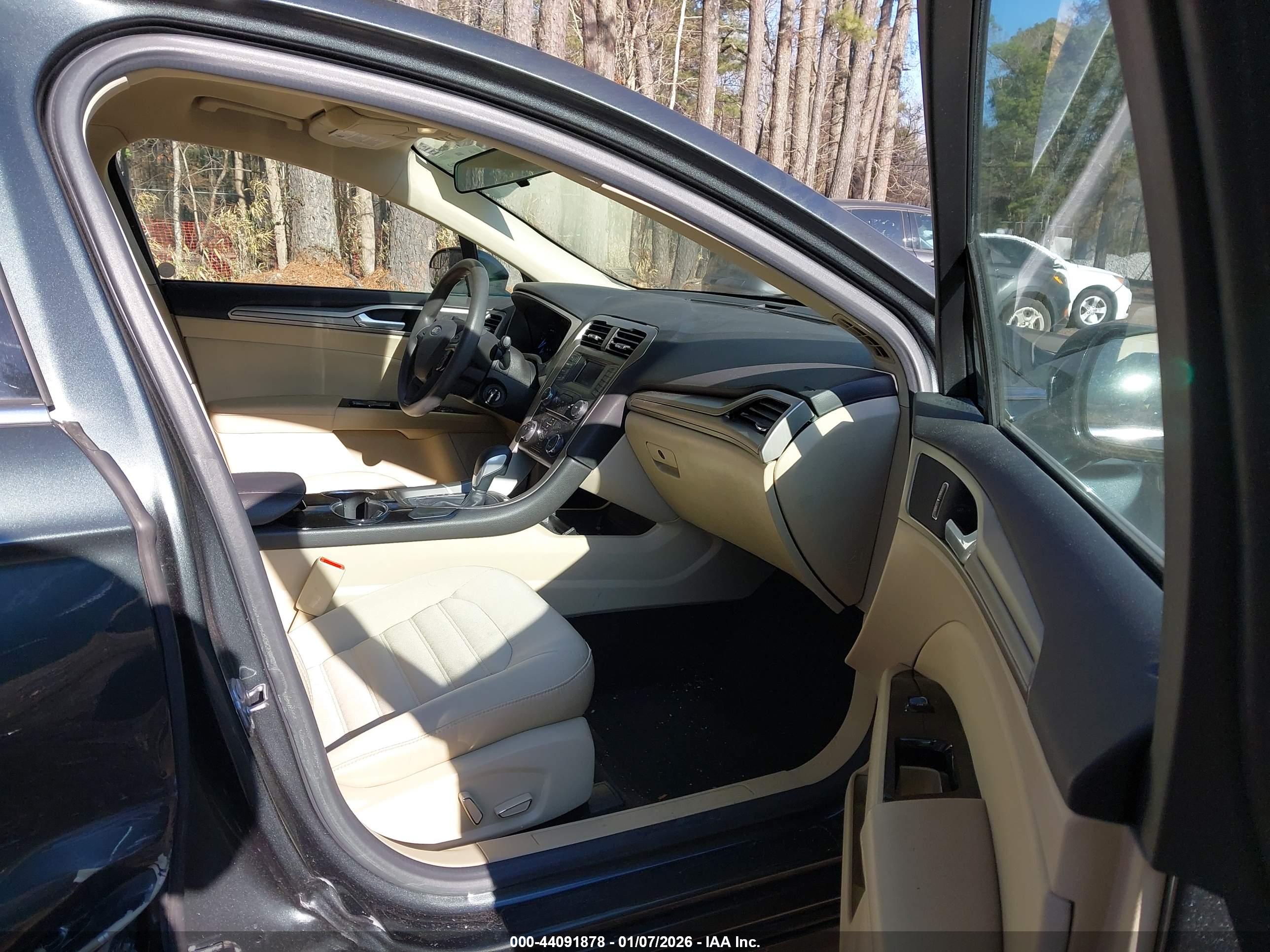 FORD FUSION image 5