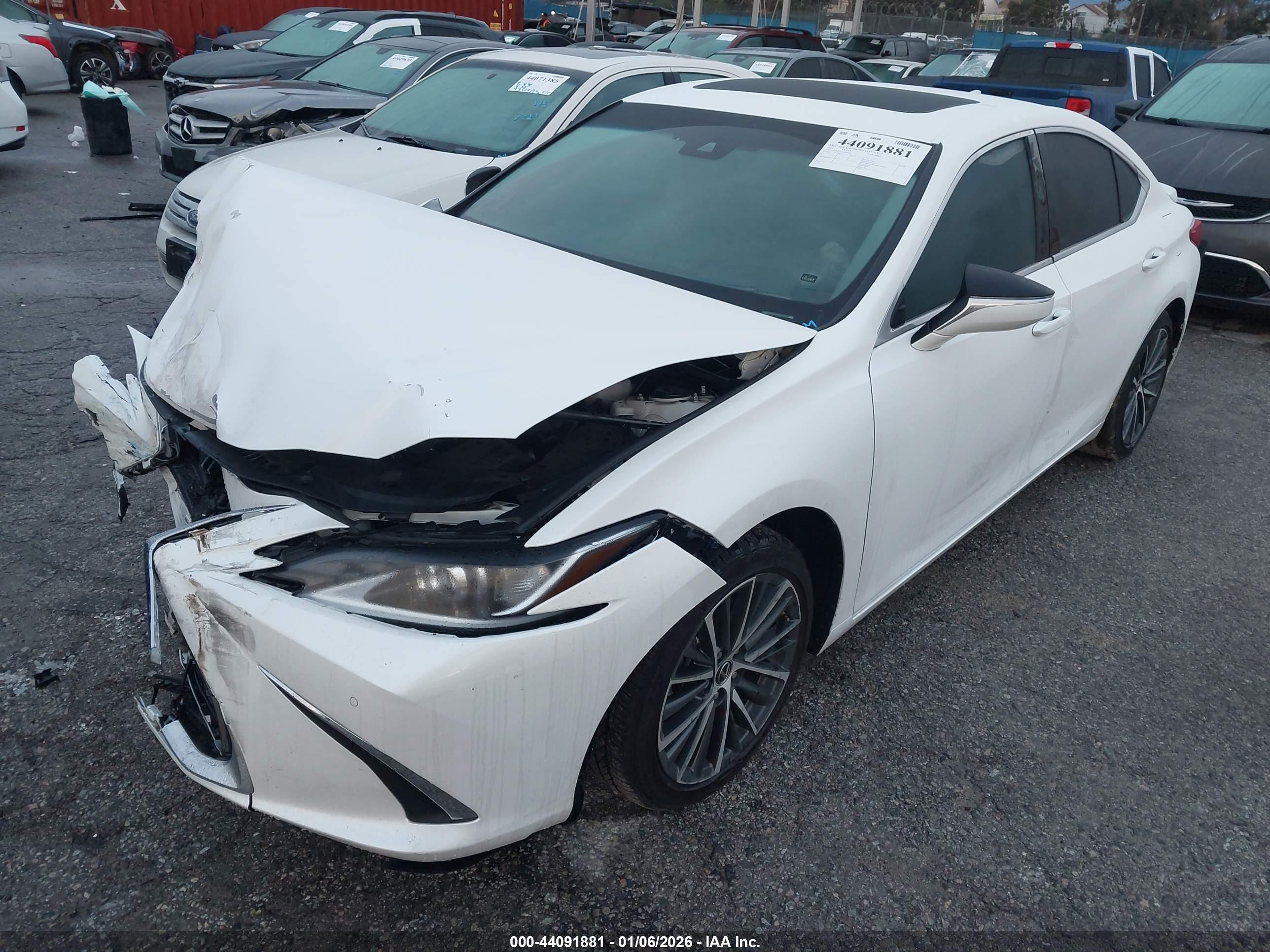 LEXUS ES image 2