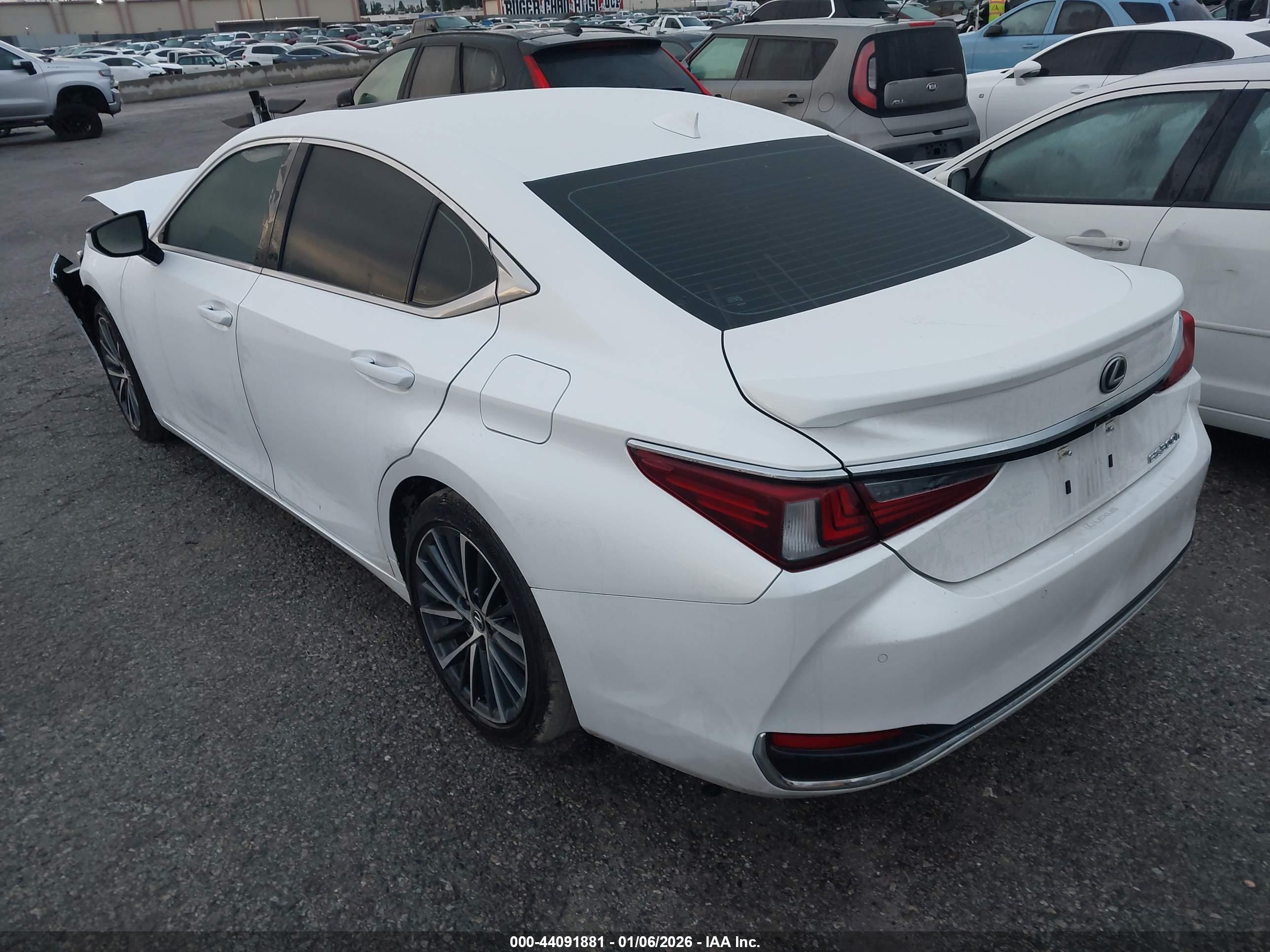 LEXUS ES image 3