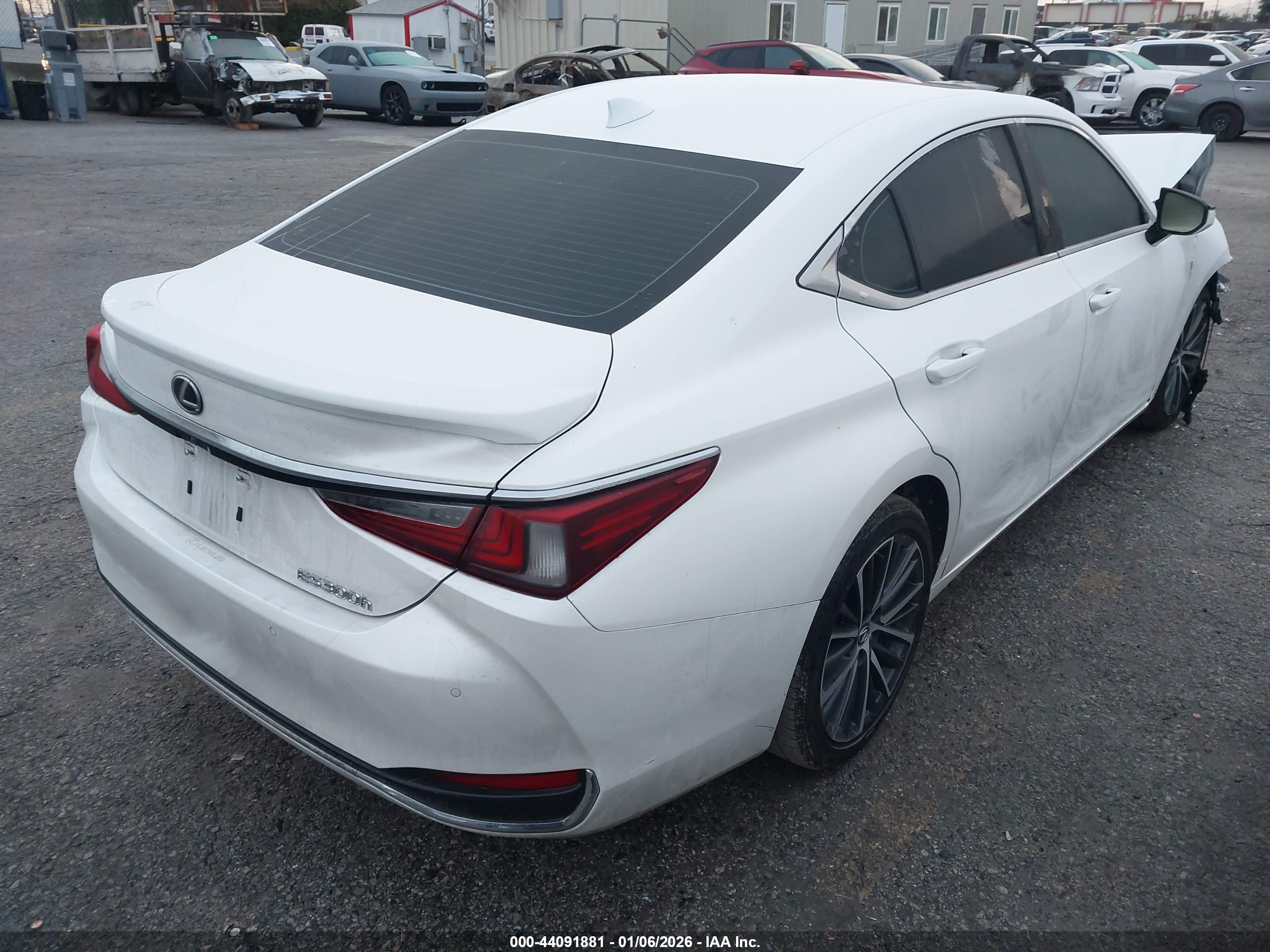 LEXUS ES image 4
