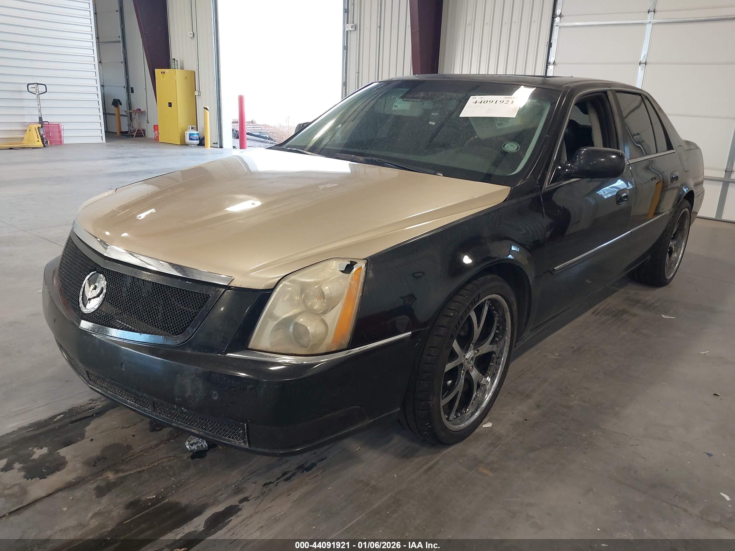CADILLAC DTS image 2