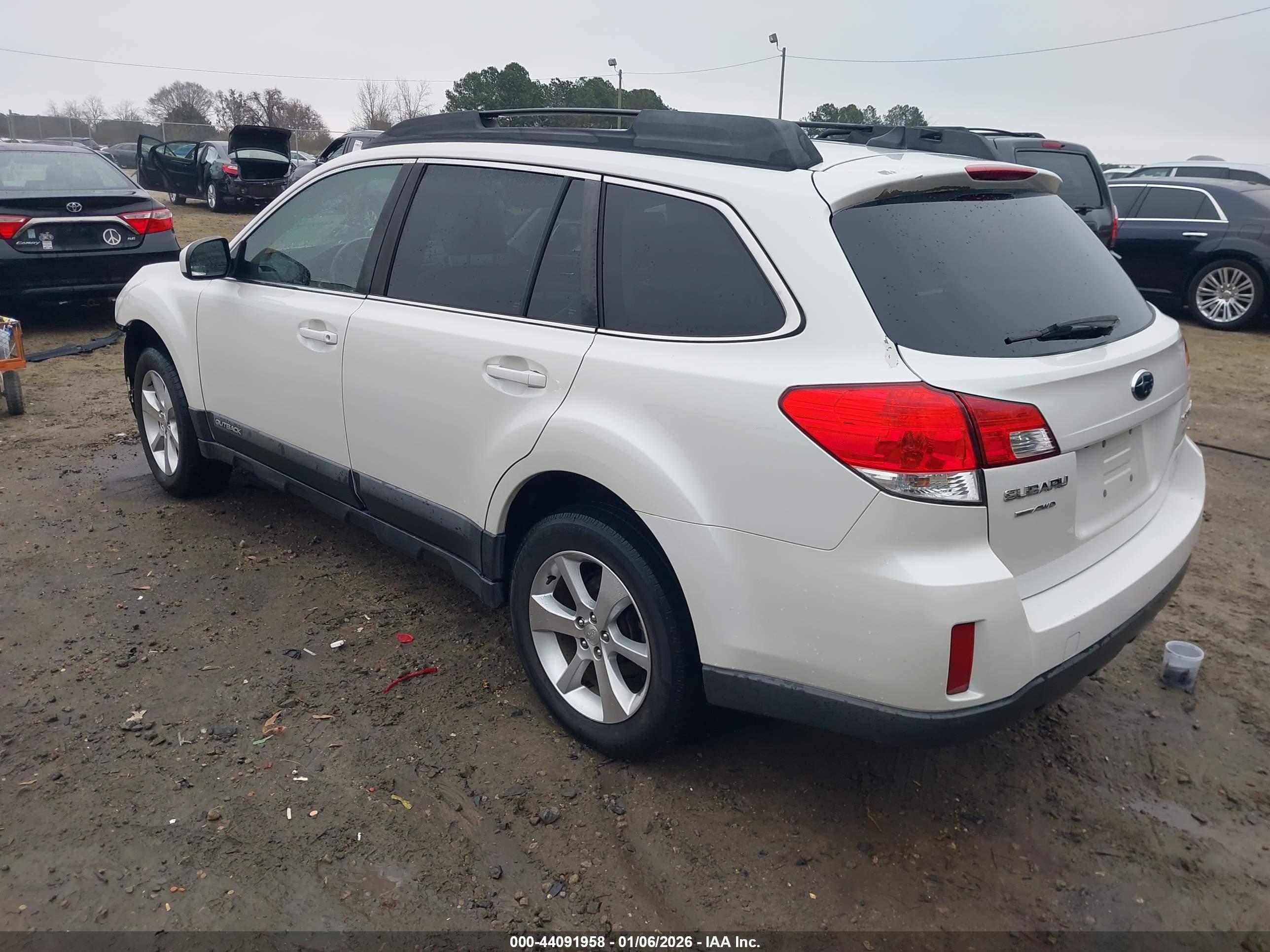 SUBARU OUTBACK image 3