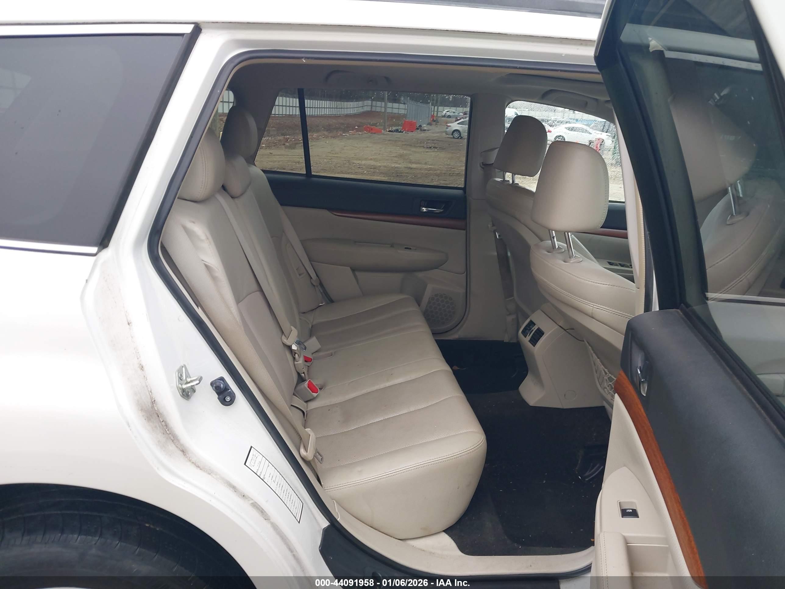 SUBARU OUTBACK image 8