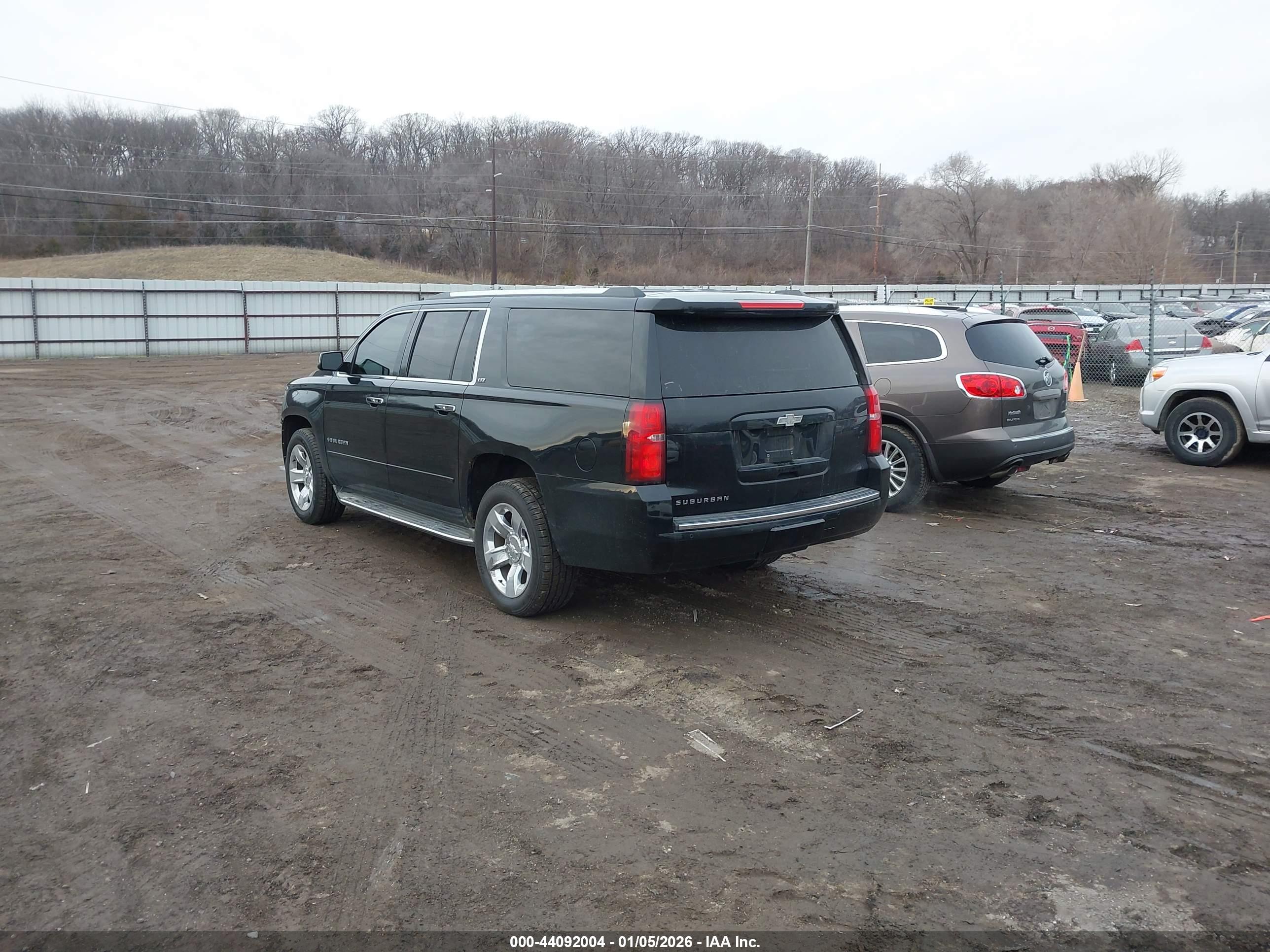 CHEVROLET SUBURBAN image 3