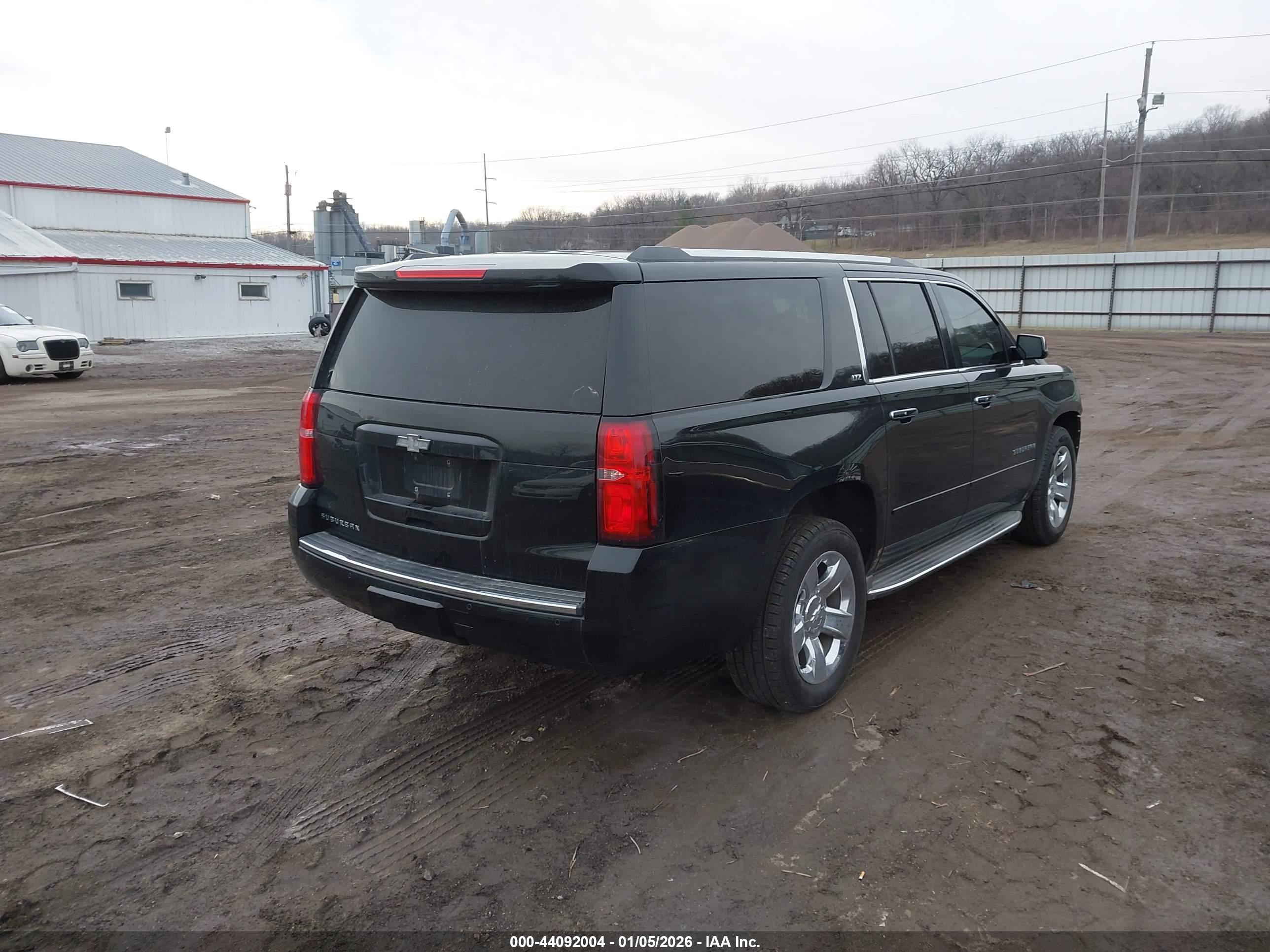 CHEVROLET SUBURBAN image 4