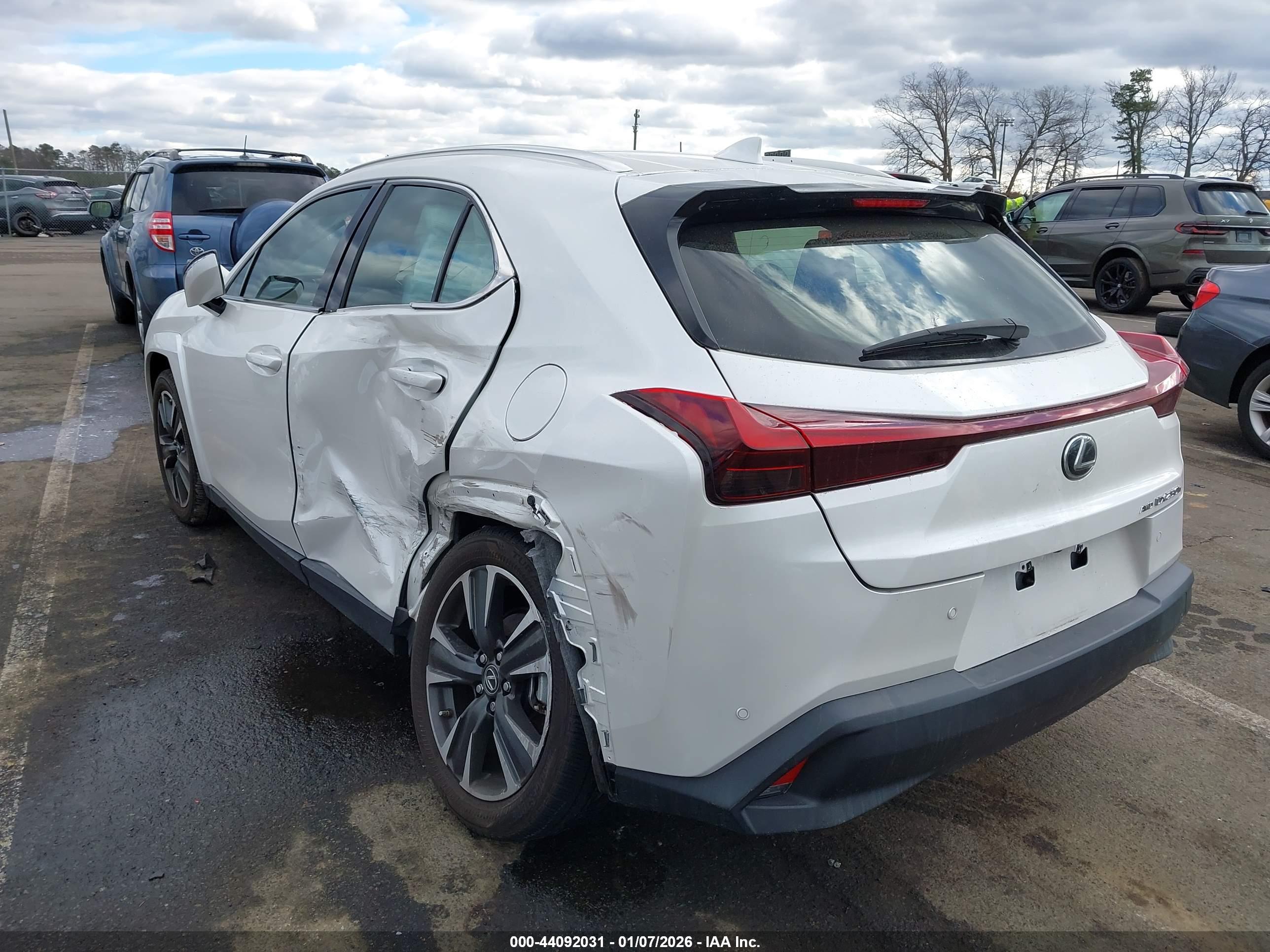 LEXUS UX image 3